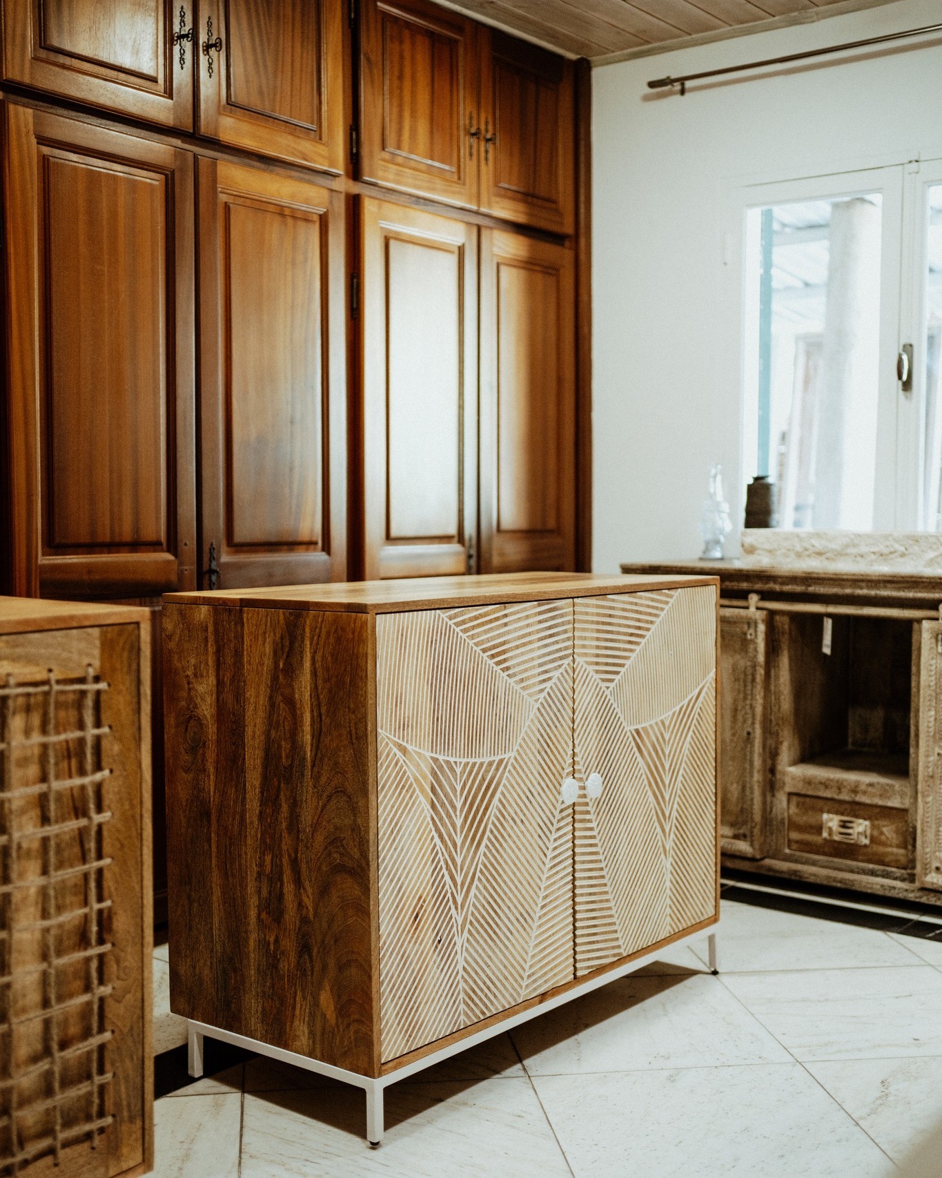 Ici, chaque commode en bois est pensée, façonnée et fabriquée à la main avec passion. Pas de production en série : seulement des créations singulières, authentiques et élégantes, qui racontent une histoire.
Découvrez nos modèles exclusifs, des pièces uniques alliant savoir-faire artisanal et caractère intemporel, pour sublimer vos intérieurs. 🖤
📩 contact@nature-energy.re
☎️ 0262 41 08 42 - 0693 11 14 74
#natureenergy #maCazin #artisanat #surmesure #fabricationmain #iledelareunion