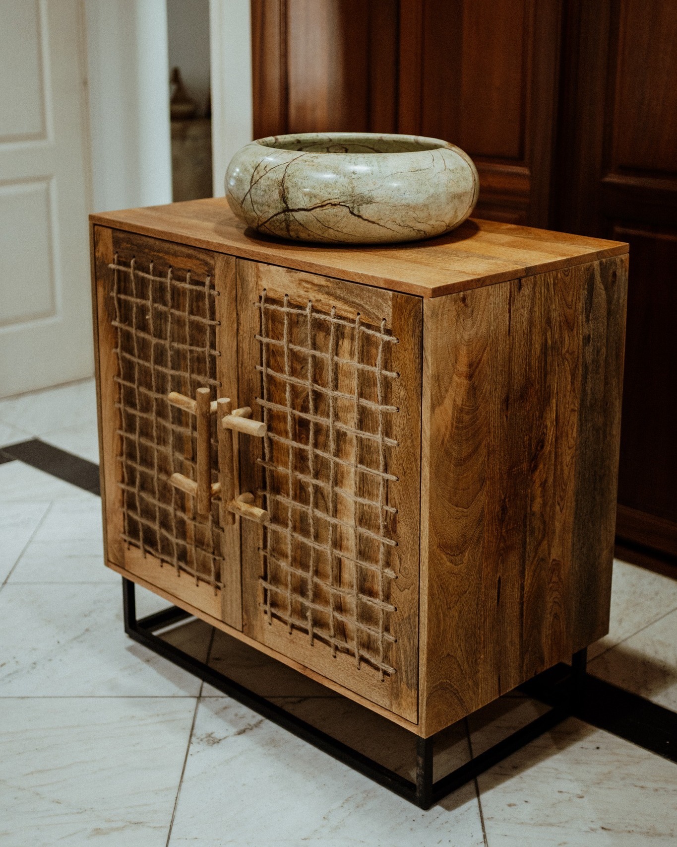 Ici, chaque commode en bois est pensée, façonnée et fabriquée à la main avec passion. Pas de production en série : seulement des créations singulières, authentiques et élégantes, qui racontent une histoire.
Découvrez nos modèles exclusifs, des pièces uniques alliant savoir-faire artisanal et caractère intemporel, pour sublimer vos intérieurs. 🖤
📩 contact@nature-energy.re
☎️ 0262 41 08 42 - 0693 11 14 74
#natureenergy #maCazin #artisanat #surmesure #fabricationmain #iledelareunion