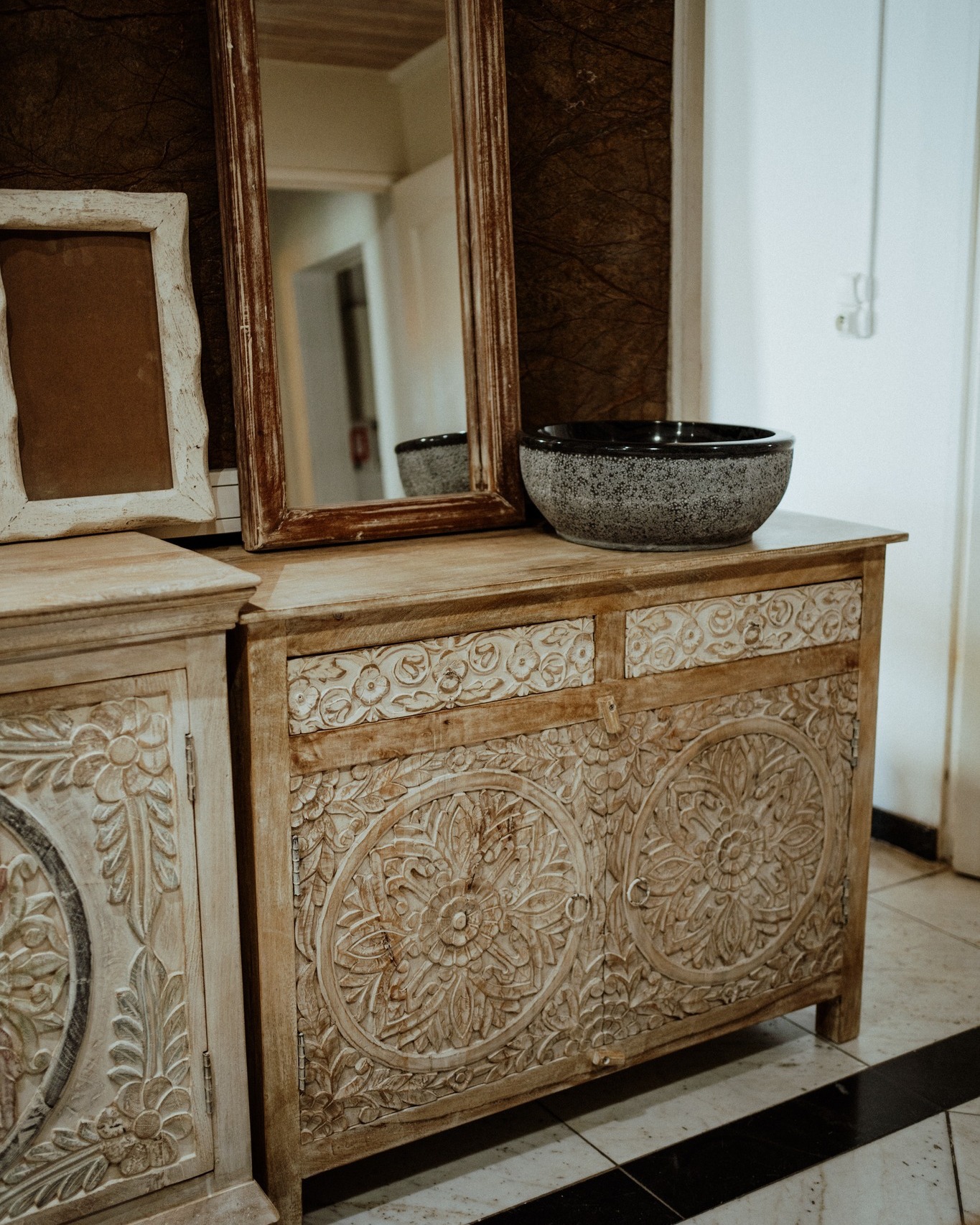 Ici, chaque commode en bois est pensée, façonnée et fabriquée à la main avec passion. Pas de production en série : seulement des créations singulières, authentiques et élégantes, qui racontent une histoire.
Découvrez nos modèles exclusifs, des pièces uniques alliant savoir-faire artisanal et caractère intemporel, pour sublimer vos intérieurs. 🖤
📩 contact@nature-energy.re
☎️ 0262 41 08 42 - 0693 11 14 74
#natureenergy #maCazin #artisanat #surmesure #fabricationmain #iledelareunion