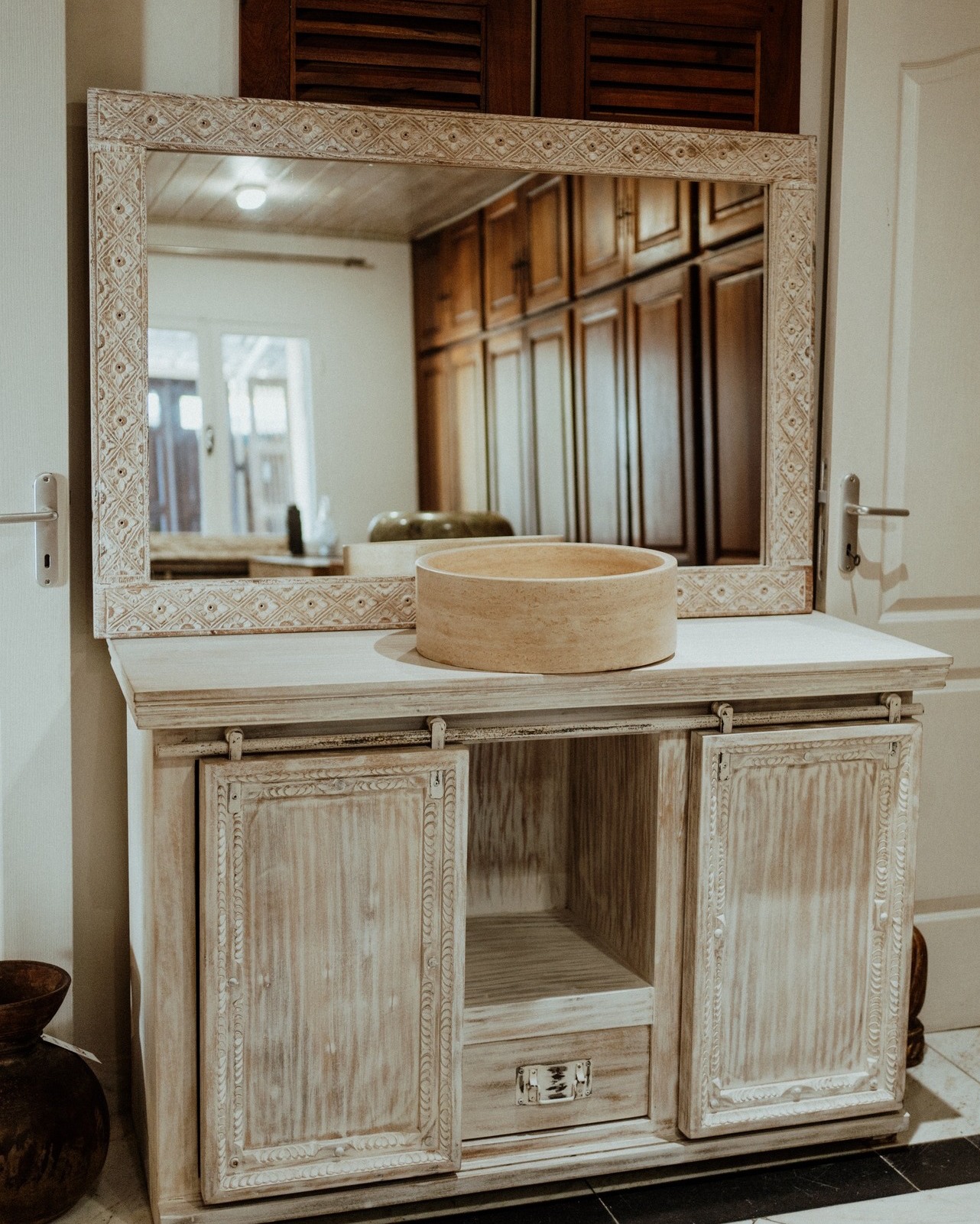 Ici, chaque commode en bois est pensée, façonnée et fabriquée à la main avec passion. Pas de production en série : seulement des créations singulières, authentiques et élégantes, qui racontent une histoire.
Découvrez nos modèles exclusifs, des pièces uniques alliant savoir-faire artisanal et caractère intemporel, pour sublimer vos intérieurs. 🖤
📩 contact@nature-energy.re
☎️ 0262 41 08 42 - 0693 11 14 74
#natureenergy #maCazin #artisanat #surmesure #fabricationmain #iledelareunion