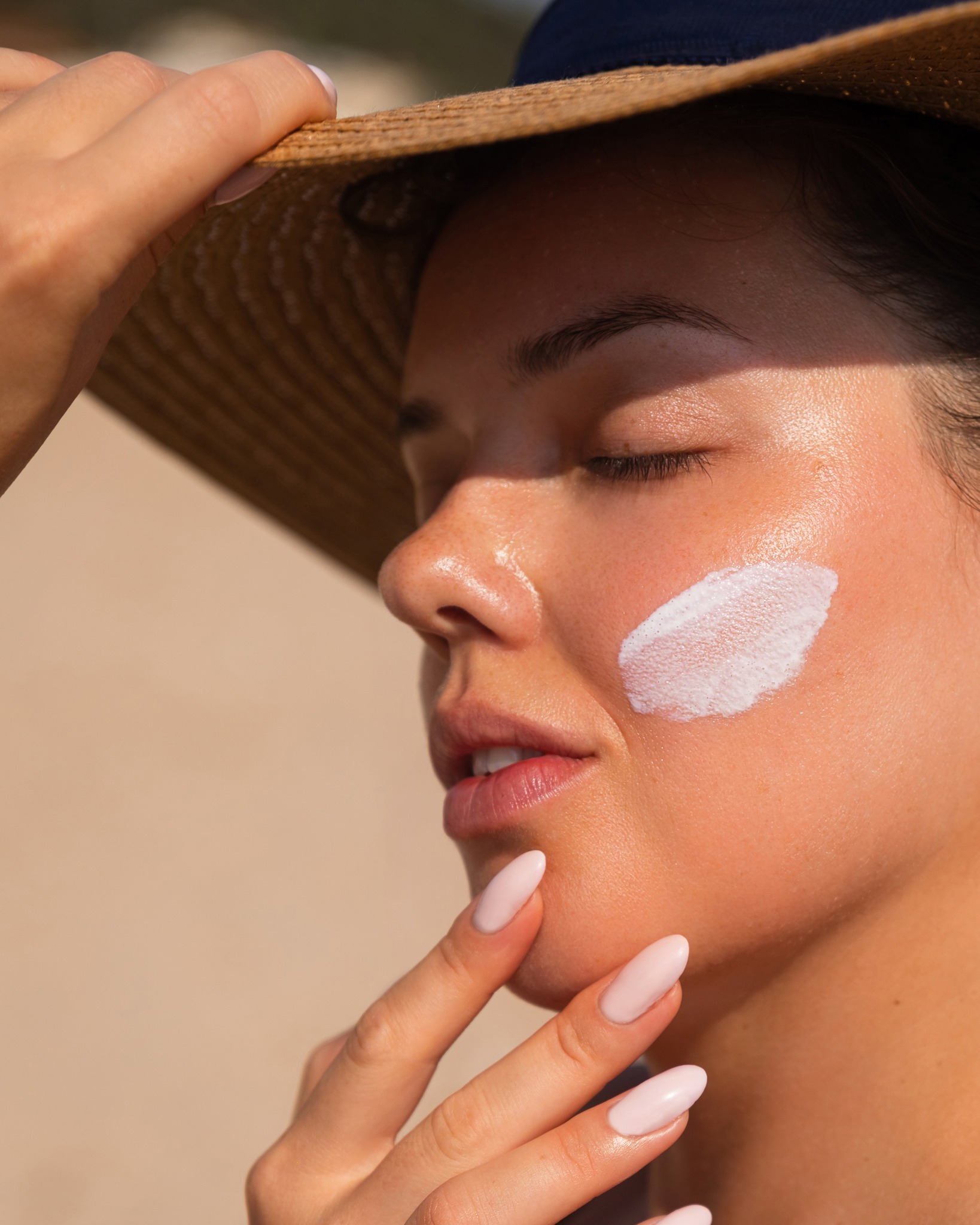 Protégez votre peau au quotidien avec PUR EDEN
Il est essentiel de protéger votre peau du soleil chaque jour grâce à des soins efficaces afin de prévenir le vieillissement cutané prématuré et les effets néfastes des UV !
Adopter une protection solaire adaptée vous aide à préserver l’éclat et la santé de votre peau au quotidien.
👉 Découvrez les essentiels PUR EDEN en bio
#PUREDEN #skincare #protectionsolaire #UV #beautéroutine #soinvisage #peausaine