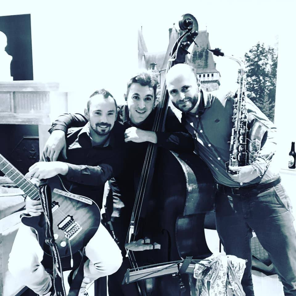 #fetedelamusique 🎶Val-au-Perche fête la musique les 12 et 13 juin 2026La ville de Val-au-Perche organise la fête de la musique à Mâle le vendredi 12 juin et dans le parc de la Pelzinière du Theil-sur-Huisne, le samedi 13 juin 2026.La méditerranée s’invitera au programme de la fête de la musique 2026 avec :- Vendredi 12 juin à Mâle :
o 20h : Duo Jasmin, musique espagnole et latino-américaine avec guitares, percussions et danses,
o 22h : River’s Groove, un collectif de musiques actuelles pop rock, soûl et jazz.- Samedi 13 juin au Parc de la Pelzinière au Theil-sur-Huisne :
o 16h : Duo guitares Olivier Leveau & Dom Fraboulé (Blues Rock)
o 16h30 : Elèves et Profs de l' @unimusic61 dont Riad Guessab et Linda Edsjö
o 17h : Atelier Jam Musiques Actuelles (Soul-Funk-Jazz) dirigé par Antoine Goffette
o 18h : Fanfare BrasslaBatuc (Funk'n'Brazil) dirigée par Eric Pailhé et Mestre Jakloo
o 18h30 : Chorale Les Choristes du Val d'Huisne dirigés par Marie Laure Thébault
o 20h : Alain Sou Trio : chansons du Portugal, un voyage en Saudade, entre fado et poésie avec Guillaume Arbonville aux percussions, Patricio Lisboa, à la contrebasse et aux chœurs et Sou, au chant et à la guitare classique,
o 21h30 : Groove Nectar Band, c'est l'énergie du funk moderne et la chaleur du groove revisité avec un répertoire allant de Madonna à Dua Lipa, en passant par Vulfpeck, Scary Pockets et les classiques du funk & soul, des sets à la fois dansants, raffinés et fédérateurs pour terminer la soirée.Buvette et restaurations sur place.@badminton_theillois #France #normandie #leperche #pnrperche #valauperche61260 #perchenormand #Orne #Perche #PnrPerche #Valauperche #lepercheornais #theperchetobe #musique #concert #concerts #Gratuit