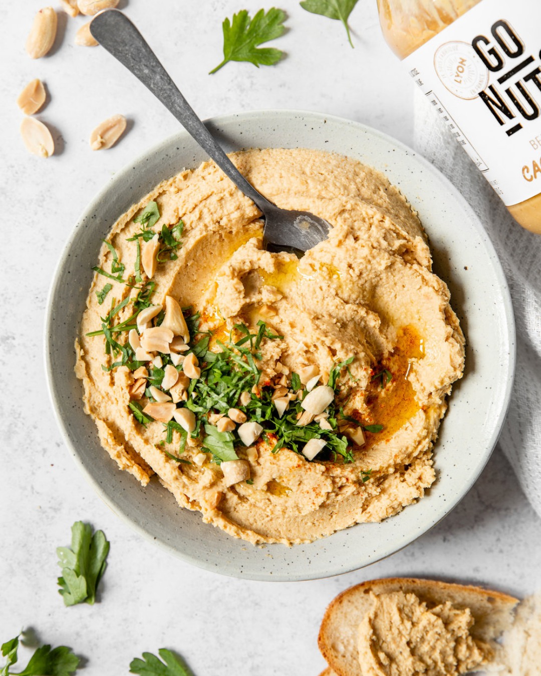 L’apéro d’été a trouvé son nouveau favori. ☀️🥜 On a pris un classique, le houmous, et on lui a ajouté une généreuse cuillère de beurre de cacahuètes Go Nuts. Résultat ? Une texture ultra crémeuse, des notes légèrement toastées et un goût qui donne envie d’y replonger un morceau de pain. Accompagné de légumes croquants et de quelques éclats de cacahuètes, c’est le genre de recette simple qui disparaît souvent plus vite que prévu sur la table. 👩🏻🍳 Swipez pour la recette complète et régalez-vous cet été ! Et vous, à l’apéro, vous êtes plutôt team houmous avec un légume croquant ou sur un toast ? Plus de recettes sur www.gonuts.fr/blog