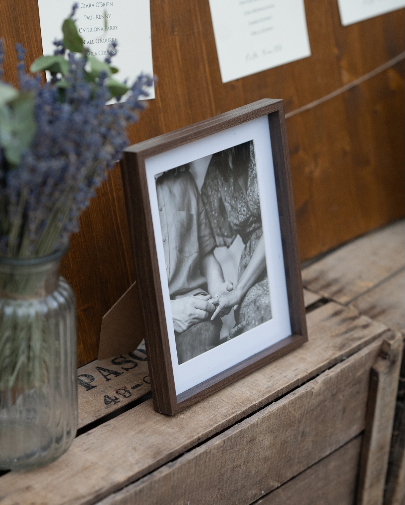 𝐕𝐨𝐬 𝐩𝐡𝐨𝐭𝐨𝐬 𝐝𝐞 𝐬𝐞́𝐚𝐧𝐜𝐞 𝐞𝐧𝐠𝐚𝐠𝐞𝐦𝐞𝐧𝐭… 🤍
Quel bonheur de retrouver vos photos de séance engagement le jour de votre mariage ! Les voir en grand format me fait toujours fondre… Elles racontent déjà le début de votre histoire. ✨
C'est pour cela que j'offre 𝐮𝐧𝐞 𝐬𝐞́𝐚𝐧𝐜𝐞 𝐞𝐧𝐠𝐚𝐠𝐞𝐦𝐞𝐧𝐭 à tous mes futurs mariés. Un moment privilégié pour faire connaissance, créer une vraie complicité, vous mettre à l'aise devant l'objectif et, pourquoi pas, réaliser de magnifiques photos pour vos faire-part ou votre décoration de mariage.
✨ Envie d'en savoir plus ? Contactez-moi, je serai ravie d'échanger avec vous sur votre joli projet.
.
.
📍Gard, Vaucluse, Herault & Bouches du Rhone
#mariage2027 #seanceengagmeent #photographemariage #reportagemariage #nimes