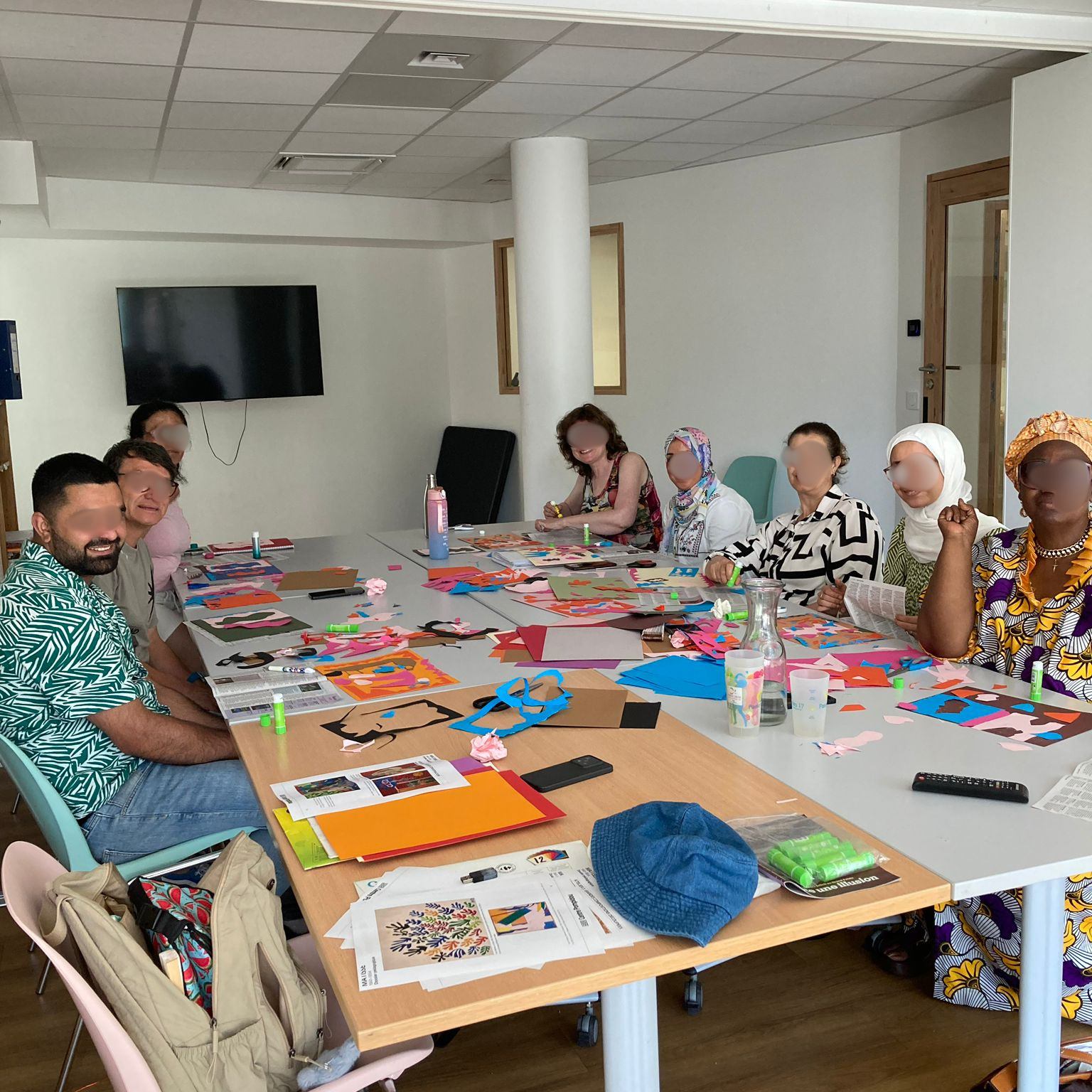 Les cours de français font partie d'un ensemble : les activités socio-linguistiques. L'apprentissage de la langue s'accompagne des sorties culturelles et de la mise en pratique des acquis issus de la sortie.
En témoigne, l'activité collage à la façon de Matisse.
Suite à la visite d'une expostition "Matisse, 1941-1954" au @le_grand_palais , les apprenants se sont réunis autour d'une table pour réaliser des "oeuvres" à la manière de Matisse. En découpant des papiers de couleur pour les coller sur une surface colorée.
En résultent quelques oeuvres qui décorent le mur de CEFIA.
#Matisse #ASL @fcs.paris