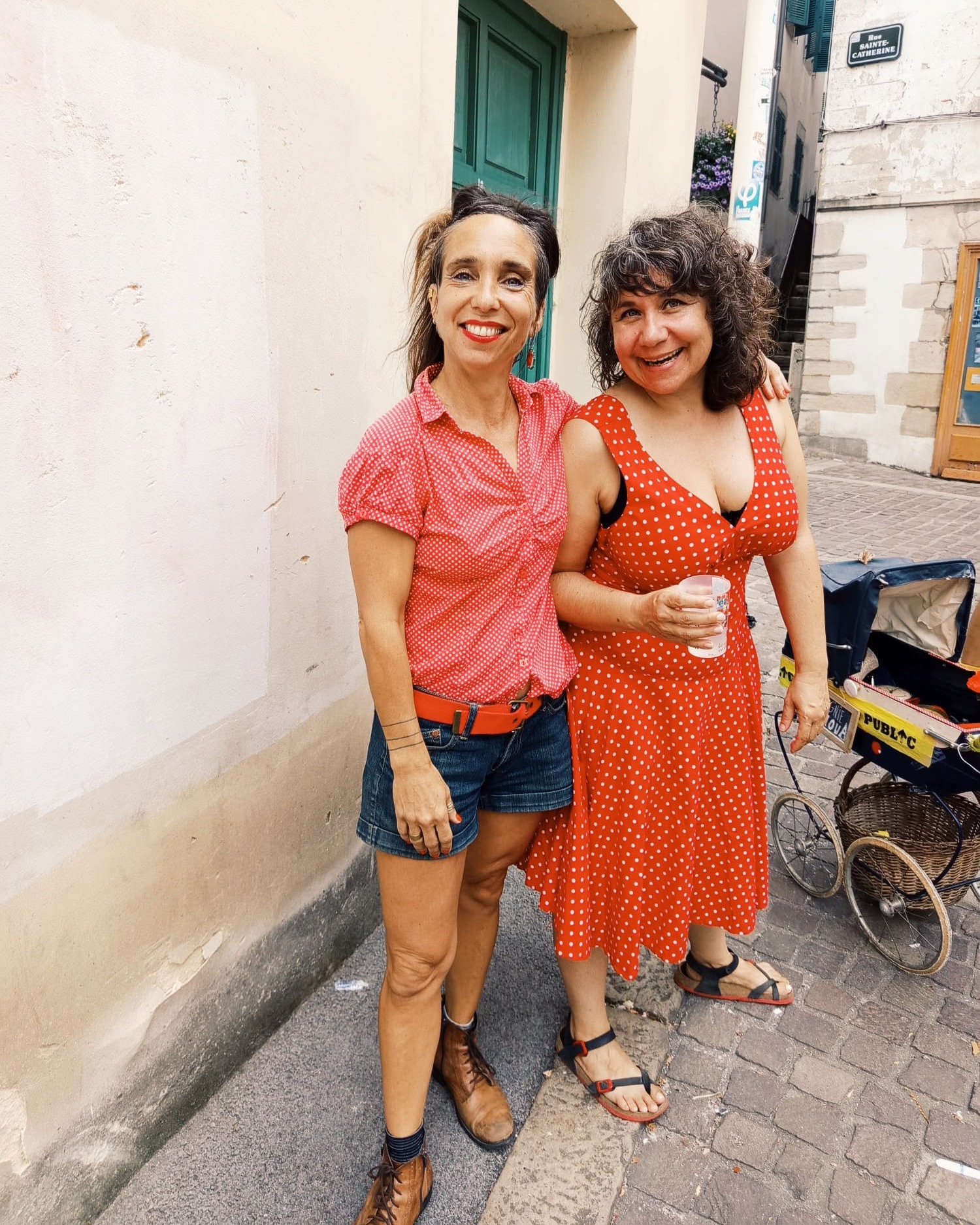 Retour en images sur le 16 juillet dernier !
Au cœur des Fêtes de Bayonne, la Compagnie Nanoua a fait escale dans la rue avec son intervention artistique de proximité : « Promenons-nous chez vous ».
Une parenthèse où le théâtre d’objets et le chant improvisent avec les rencontres, les lieux et l'énergie du moment pour tisser une intervention artistique en résonance avec les gens, la rue et l’ambiance des fêtes.
Un immense merci à toutes celles et ceux qui ont croisé notre route, ont souri et sont devenus les complices de ces histoires improvisées !
