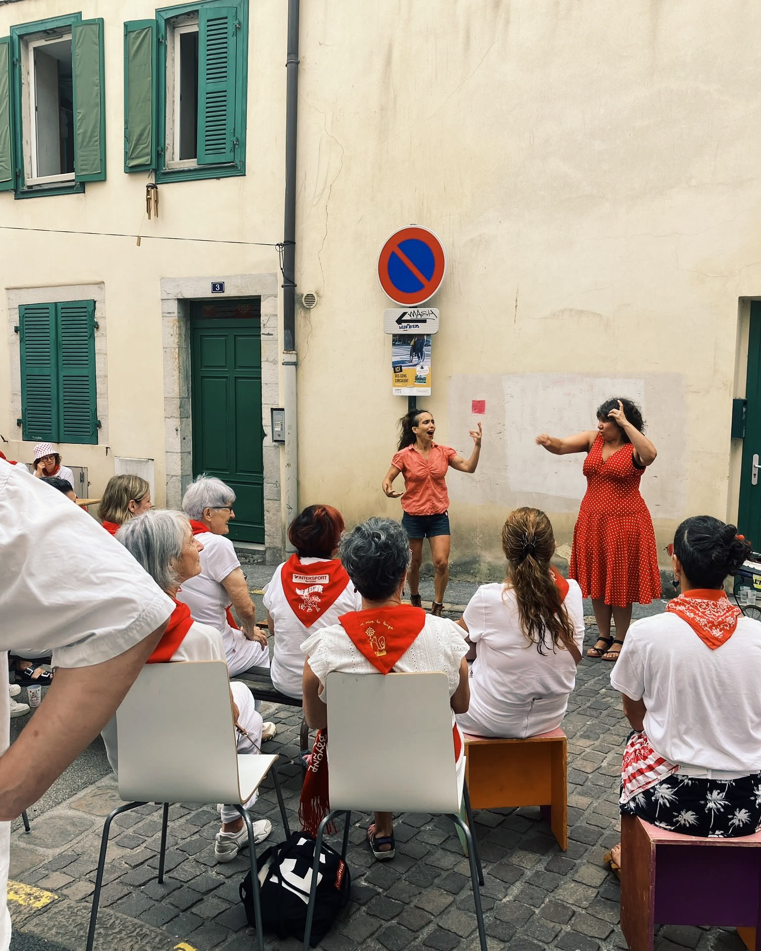 Retour en images sur le 16 juillet dernier !
Au cœur des Fêtes de Bayonne, la Compagnie Nanoua a fait escale dans la rue avec son intervention artistique de proximité : « Promenons-nous chez vous ».
Une parenthèse où le théâtre d’objets et le chant improvisent avec les rencontres, les lieux et l'énergie du moment pour tisser une intervention artistique en résonance avec les gens, la rue et l’ambiance des fêtes.
Un immense merci à toutes celles et ceux qui ont croisé notre route, ont souri et sont devenus les complices de ces histoires improvisées !