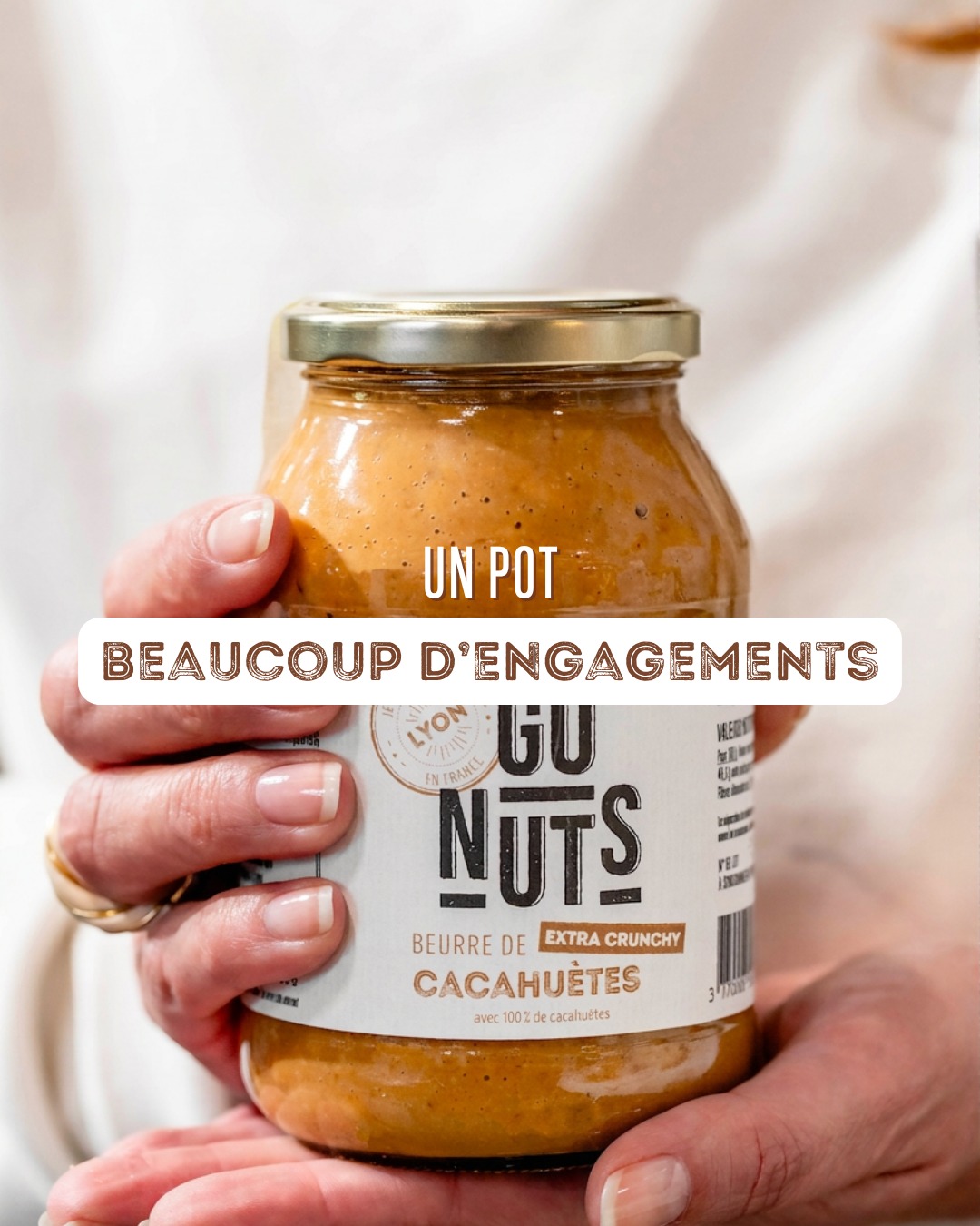 Bien manger sans renoncer à la gourmandise. C’est notre conviction depuis 10 ans. 🥜🌱 À l’occasion de la Journée mondiale de l’alimentation, on avait envie de revenir sur ce qui guide Go Nuts depuis sa création en 2016 : proposer une alimentation simple, naturelle, bio et gourmande. Concrètement, chez Go Nuts, ça veut dire : 🌱 Des produits bio, avec une forte teneur en fruits secs et des listes d’ingrédients simples et compréhensibles. 🥜 Pas de matières grasses ajoutées autres que celles naturellement présentes dans les fruits secs, ni d’ingrédients artificiels pour la conservation, le goût ou la texture. 🍯 Du sucre de coco lorsque nos recettes nécessitent d’être sucrées, utilisés en petite proportion. 📍 Des recettes imaginées et des produits fabriqués dans notre propre atelier à Genas, près de Lyon, par notre équipe. Parce qu’après 10 ans, notre vision n’a pas changé : faire des produits bons pour vos papilles, avec des choix qui ont du sens derrière chaque pot. 💛 #gonuts #mangersain #journéemondialedelalimentation
