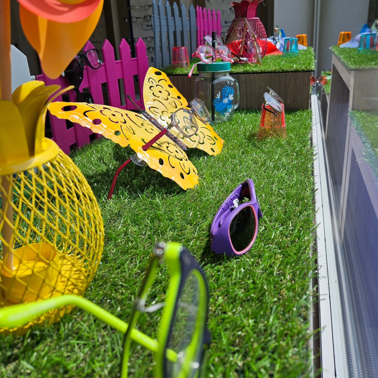 🧉 Nouvelle vitrine 🧉
Avec de belles montures colorées sous le soleil 😎🌞💞
#vitrine #soleil #Optique #solaires #nouveautés #optiquecarnotargentan #commerce # opticien #eyewear #tendance