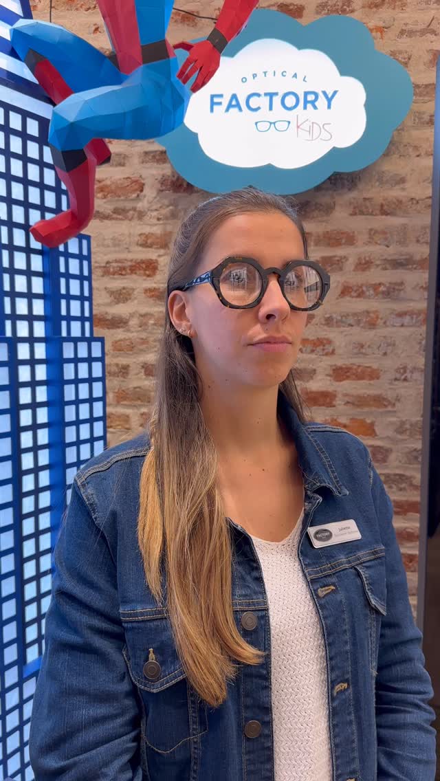 C’est quoi un anti-reflets sur les verres ? 🤔
Une question qu’on nous pose souvent !
L’anti-reflets, c’est le petit plus qui change tout :
☀️moins d’éblouissements
💻 plus de confort devant les écrans
🌚 une vision plus nette, même de nuit
🤓 des verres plus transparents pour un regard naturel !
En bonus : fini les reflets gênants sur les photos 📸
👉 Venez découvrir les différentes options d’anti-reflets et celui qui correspond le mieux à votre usage quotidien chez Optical Factory !
#opticalfactory #opticienlille #antireflet #confortvisuel #essilor #conseil #bienvoir