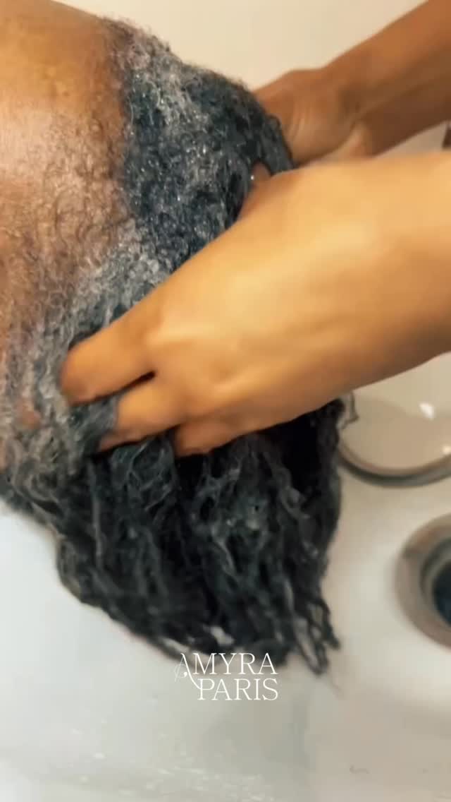 Un soin capillaire, ce n’est pas juste hydrater les longueurs.
C’est comprendre ce dont tes cheveux ont réellement besoin.
Chez Amyra Paris, le soin nourrissant commence à partir de 49,99 € et s’adapte à ta chevelure :
• volume
• longueur
• coiffure protectrice possible
Parce que chaque cheveu est différent, chaque soin l’est aussi.
Besoin de conseils ou envie de réserver ?
Contacte-nous directement par téléphone ou en message privé.
AMYRA PARIS – Maison de Beauté
361 rue des Pyrénées, 75020 Paris
Ⓜ️ Station Jourdain – Ligne 11
Uniquement via WhatsApp : 07 67 72 30 79
www.amyraparis.com
Livraison en France métropolitaine et à l’international