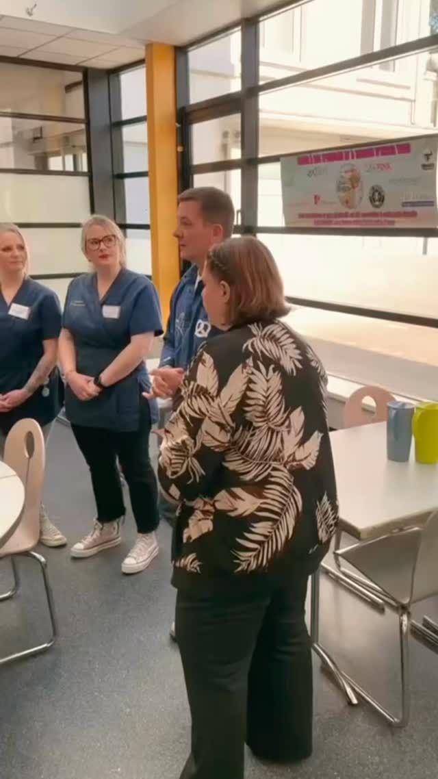 Un moment fort à la Clinique de l’Orangerie aux côtés de l’association @asso.unrayondesoleil et de @nicolas_masterchef , président de @lifepink67.
L’association ☀️Un Rayon de Soleil☀️accompagne les patients atteints de cancer en proposant des soins de support directement à la clinique, notamment grâce à la présence de deux socio-esthéticiennes, pour apporter du réconfort, du bien-être et un peu de douceur dans un parcours souvent difficile.
À cette occasion, l’association @lifepink67 , portée par @nicolas_masterchef et accompagnée de plusieurs donateurs engagés @serm_animations @entente.sportive.hug, dont je faisais également partie, a remis un don de 10 000 € pour soutenir ces actions essentielles.
Cet événement a été l’occasion de faire de belles rencontres et d’échanger avec des personnes engagées autour d’une même cause.
Dans mon métier, j’accompagne régulièrement des personnes confrontées à la perte de cheveux liée aux traitements.�Voir ce type d’engagement sur le terrain prend encore plus de sens.
Chaque geste compte.�Et ensemble, on va toujours plus loin ❤️