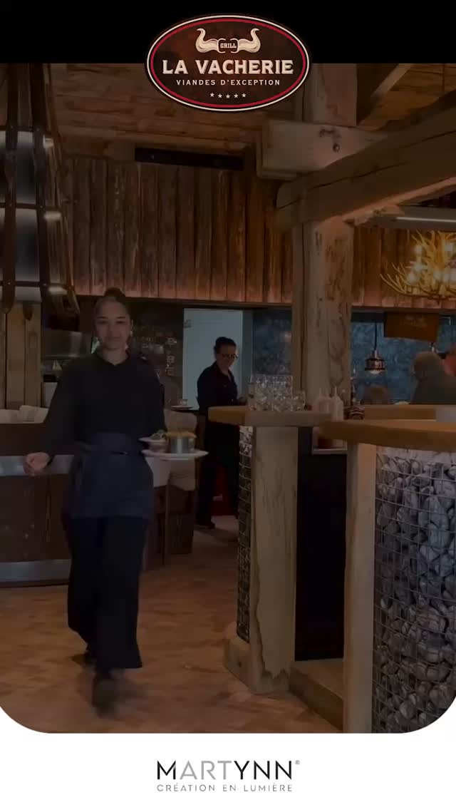 Découvrez la métamorphose élégante du restaurant La Vacherie à Nantes, entièrement reconstruit après l’incendie de mars 2024. Martynn, aux côtés de l’agence Brisson Architecture, a relevé le défi de recréer un espace à la fois chaleureux, raffiné et intemporel, fidèle à l’âme conviviale de ce temple de la viande. Inspiré par l’esprit des chalets de montagne, le lieu allie bois massif, pierre naturelle et sol en tomettes pour une ambiance à la fois rustique et sophistiquée, où chaque détail a été pensé pour sublimer l’authenticité et le savoir-faire culinaire. Un grand merci à l’agence pour cette collaboration inspirante !
Luminaires intérieurs :
Suspensions porcelaine @enamoura_ (modèle Lili) • Suspensions @ideal.lux (Chalet SP12) • Suspensions douille @ideal.lux (Frida SP1) • Applique @aromasdelcampo (Laos) • Outils Tobia @karmanitalia (Pelle & Fourche)
Luminaires extérieurs :
Applique @lombardo.srl (Trend 220) • Borne @lombardo.srl (Flag)