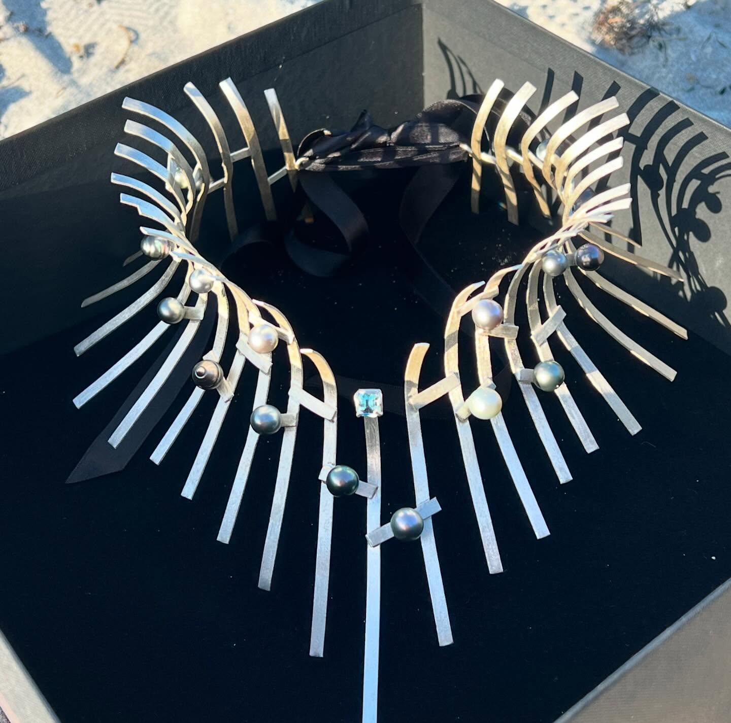 Collier Poerava qui vient de recevoir @prixlalchimiste de l’Audace ❤️❤️ Collier visible actuellement au salon @timelessjewelsfair jusqu’au 24 novembre Collier en Argent et perles de Tahiti merci à la magnifique @younaa.hmn qui le porte à merveille , collier photographier par @michellephotographe @ecole_de_danse_sandie_trevien