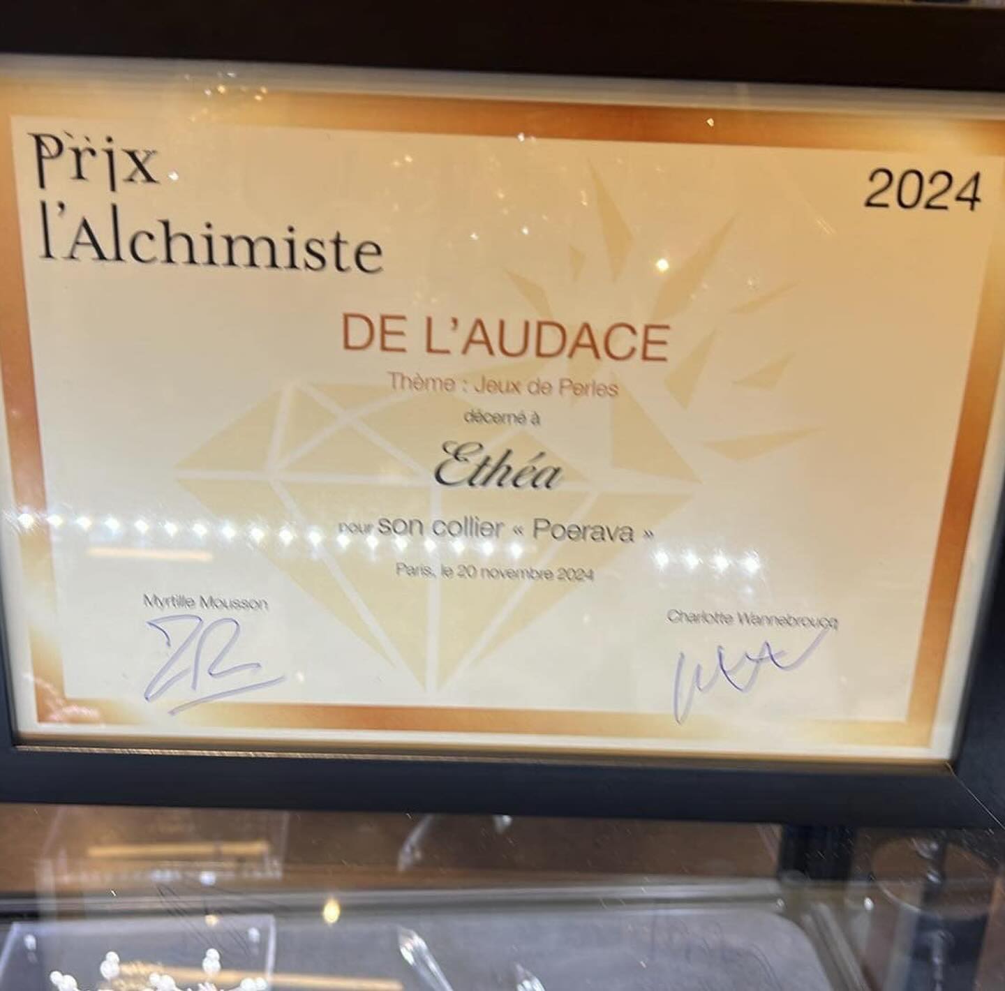 Collier Poerava qui vient de recevoir @prixlalchimiste de l’Audace ❤️❤️ Collier visible actuellement au salon @timelessjewelsfair jusqu’au 24 novembre Collier en Argent et perles de Tahiti merci à la magnifique @younaa.hmn qui le porte à merveille , collier photographier par @michellephotographe @ecole_de_danse_sandie_trevien