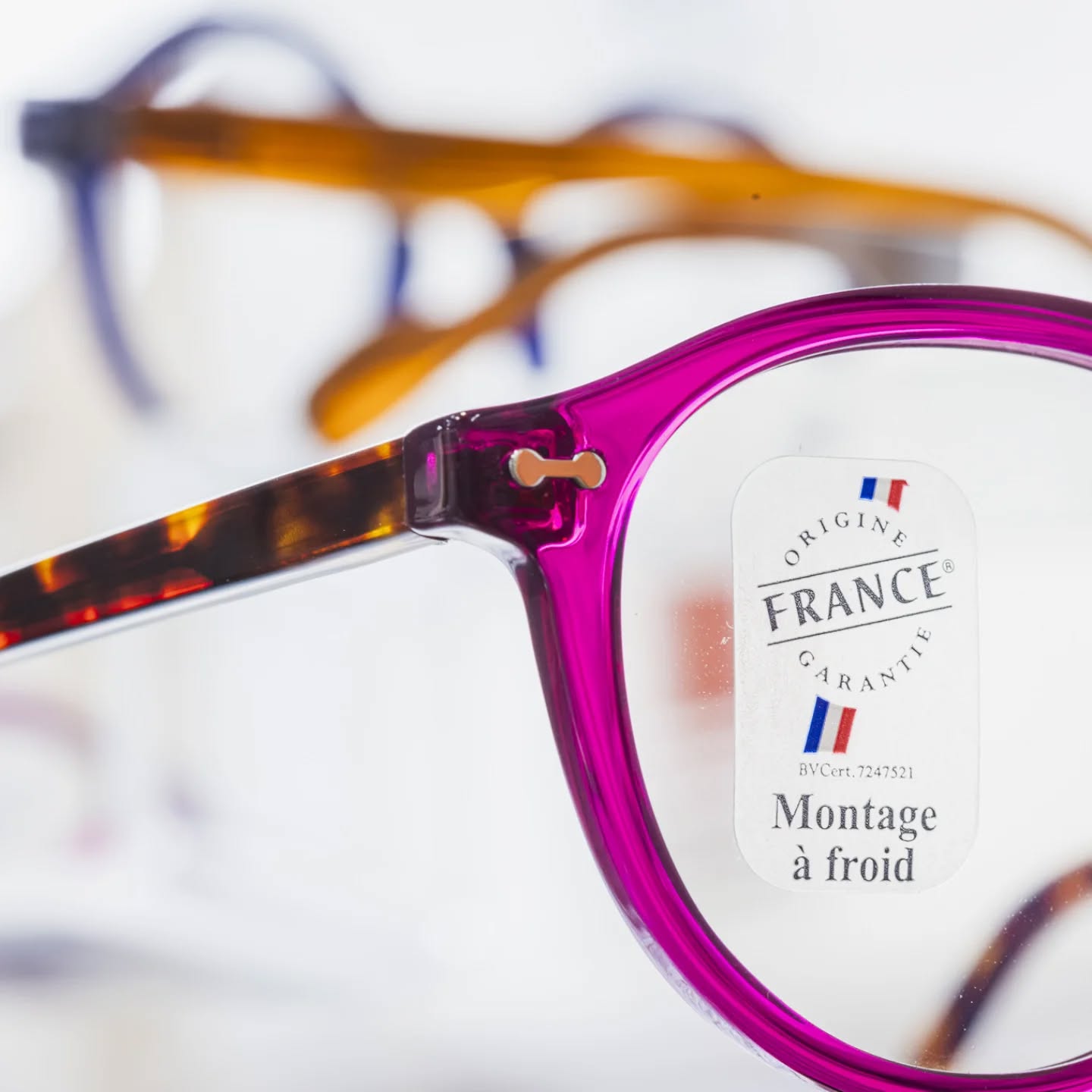 Des lunettes fabriquées à moins de deux heures de chez vous, ça vous dit?
La collection @lunettesbondet vous attend dans notre magasin de La Tour du Pin et celui de Morestel.
Des formes intemporelles déclinées dans des couleurs lumineuses et conçues dans des matériaux à la fois robustes et légers: on adore ❤️
📸@_maxgm_
#madeinfrance #latourdupin #morestel #lunettes #opticien