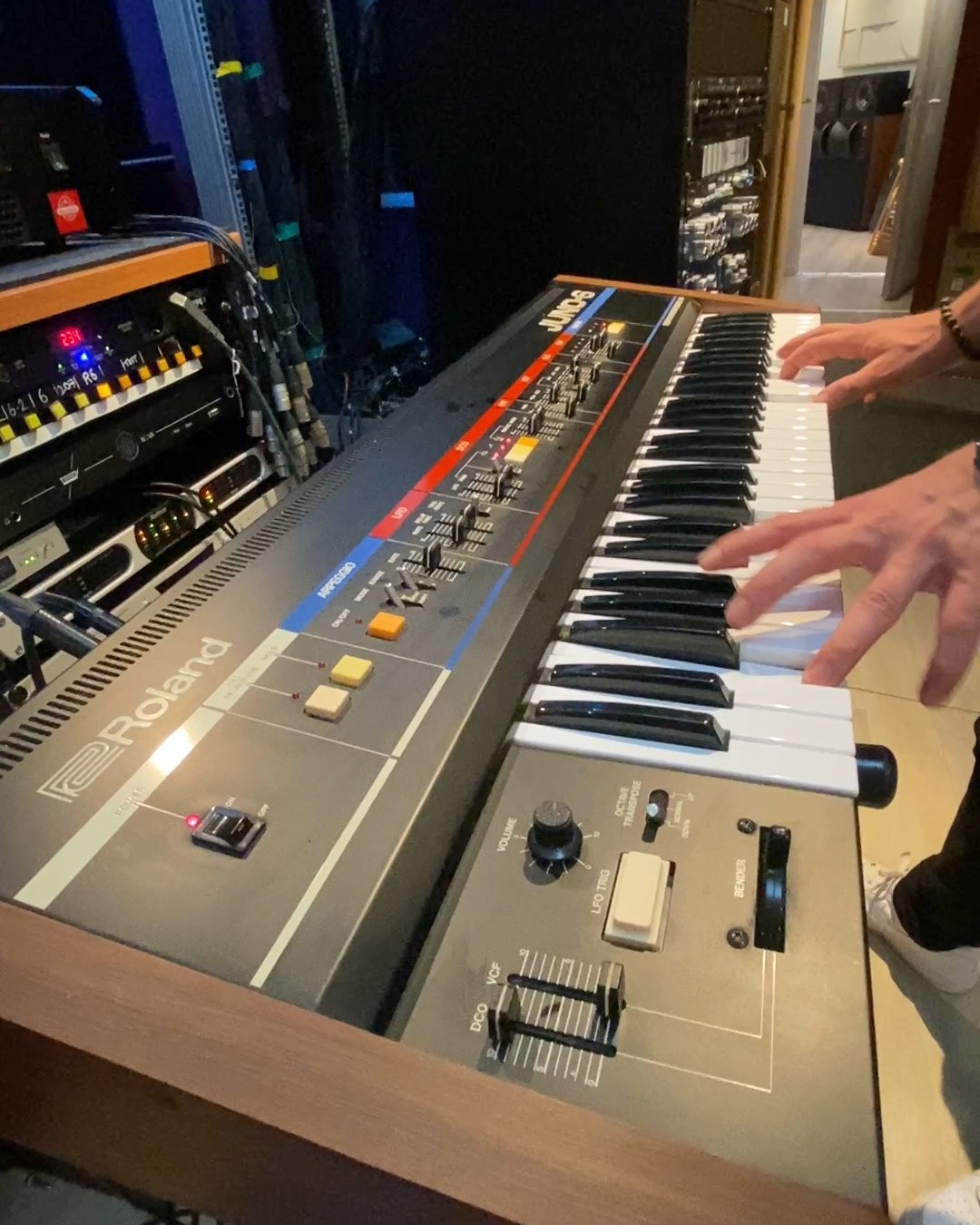 Juno 6 en action, un vrai classique des synthés vintage, surtout ce modèle qui paraît presque neuf !!
Pour ceux qui aiment les sons chauds et authentiques, c’est un plaisir à écouter.
On le partage ici, si quelqu’un veut lui offrir une nouvelle vie.
#Roland
#Juno
#Jupiter
#RolandSynth
#VintageSynth
#AnalogSynth
#SynthCommunity
#synthesizer