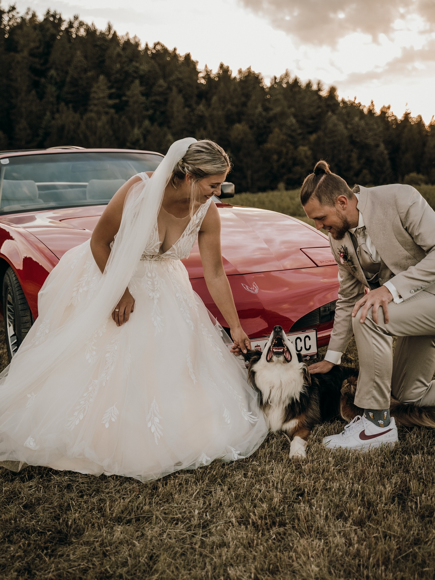 a bride and her horse ✨🧡
K&F danke für dieses tolle After Wedding Shooting und dass ich euch und eure tierischen Begleiter fotografieren durfte 🥹
#afterweddingshooting #afterweddingphoto #abrideandherhorse #brautpaarshooting #tierischebegleiter #melaniehinterreiterphotography #weddingphotography #austrianweddingphotographer #heirateninösterreich