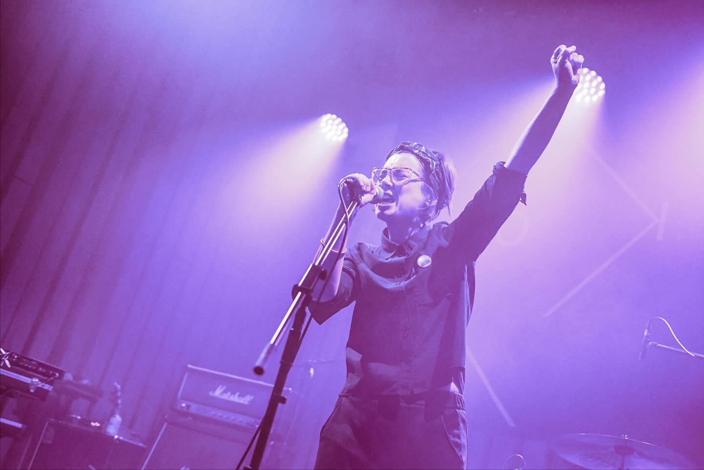 Nondik hasi… Larunbatean bizi izan genuena oso polita, hunkigarria, berezia eta ahaztezina izan zen. Eskenatokia partekatu genuen lagun maiteen babesarekin, antolakuntzan eta teknikan izan genuen talde marabillosoarekin eta bertaratu zinetenon berotasunarekin horrelako mila gau pasako genituzke. Mila esker bihotzez guzti guztioi! Asko maite zaituztegu! ❤️🖤🤍
Como decirlo… Lo que vivimos el sábado fue algo muy bonito, emocionante, especial e inolvidable. Con el apoyo de nuestrxs queridxs amigxs con lxs que compartimos escenario, el equipazo maravilloso en la organización y técnica, y el calor de todxs lxs que os acercasteis podríamos pasar miles de noches como esa. Mil gracias de corazón a todxs! Os queremos mucho! ❤️🖤🤍
📸 @eideriturriaga