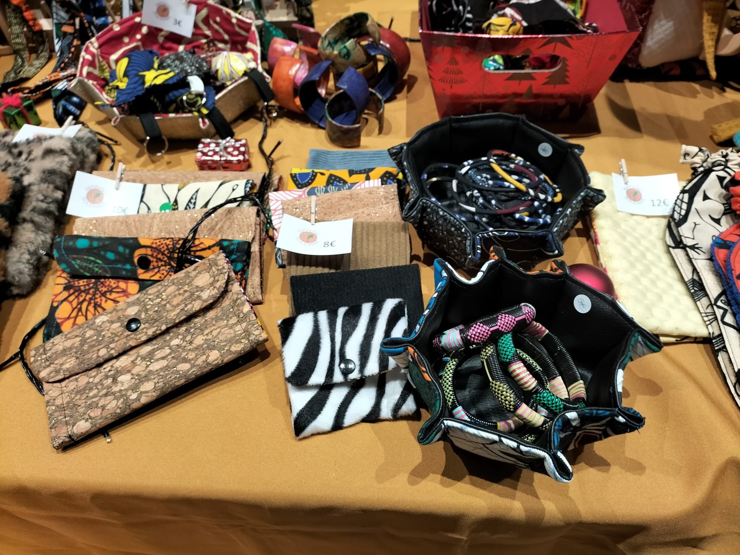 Retour en images sur le marché de Noël au Pellerin (44). Nous étions ravis de pouvoir vous rencontrer autour de ce stand ! 🎄
Prochaine date de vente pour nos couturières nantaises : marché de Noël de Cordemais, le 21 décembre ! Nous vous y attendons encore nombreux pour vos cadeaux solidaires 🧑🎄