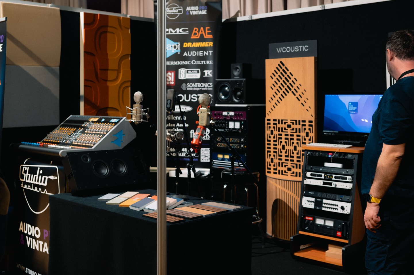 ✨ Merci pour le JTSE 2025 ! ✨
Un immense merci à toutes celles et ceux qui sont venus nous rendre visite sur notre stand lors de ces deux journées incroyables. 🙌
Et un merci tout particulier à ceux qui ont assisté à nos sessions d’écoute dans l’auditorium avec nos enceintes PMC et EVE Audio 🎶. Votre enthousiasme et vos retours sont notre plus grande récompense !
On vous dit à très bientôt pour d’autres moments partagés autour du son. 🖤
#JTSE2025 #StudioDealers #audiopro
