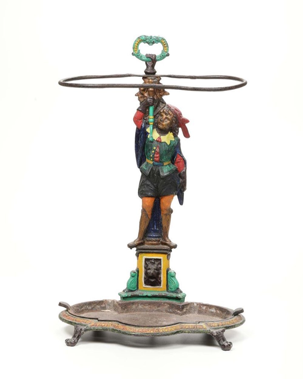 Raro portaombrelli in metallo dipinto raffigurante fusto con figura di paggio reggi torcia dipinto in policromia.
Firenze XVIII secolo.
Misure: H.58 L.36