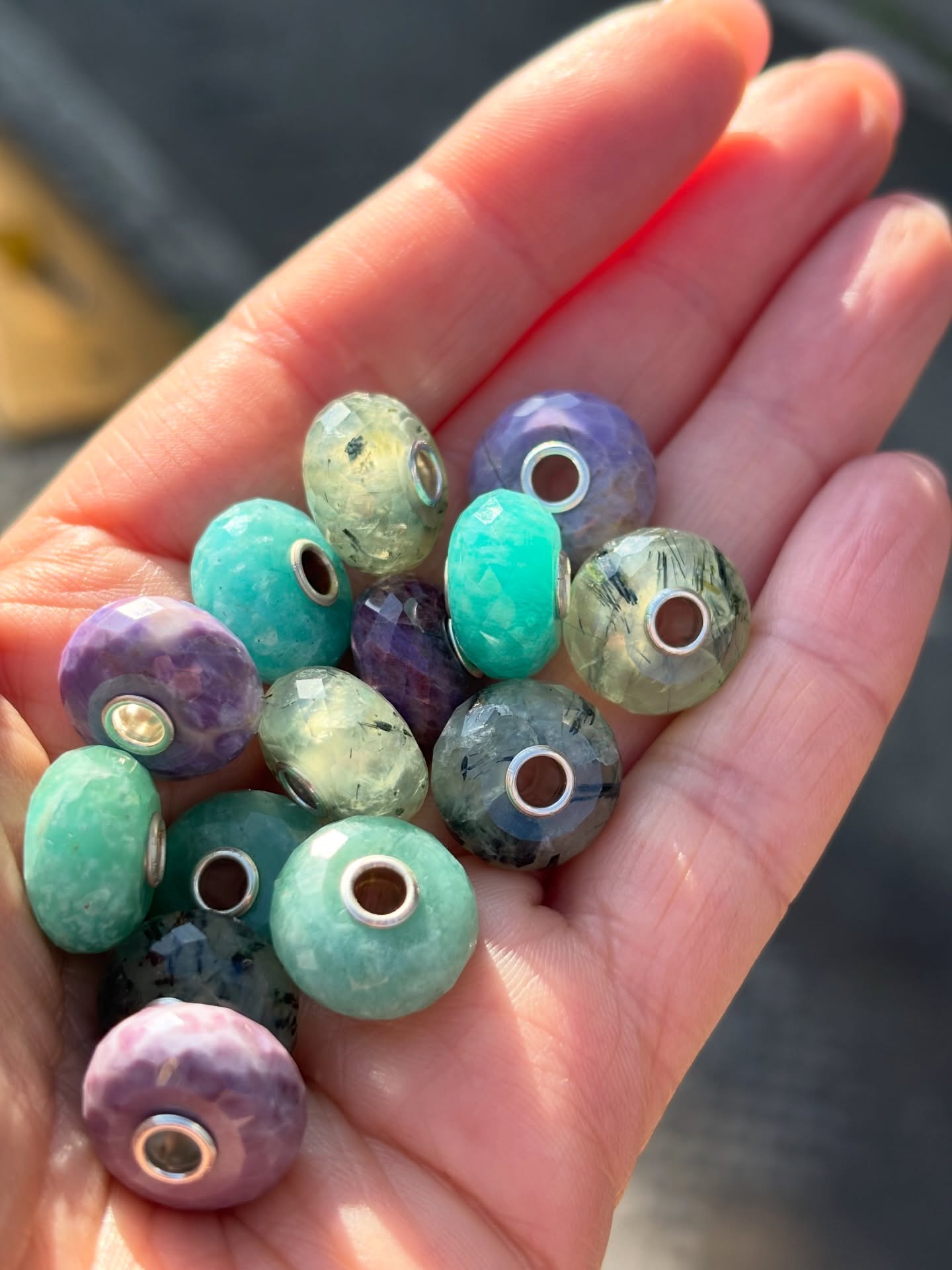 Guardate che meraviglia ho tra le mani oggi 🌿✨
Ogni Beads, unico nella sua essenza, custodisce la memoria della terra e la promessa di un’eleganza senza tempo.💖
Quale storia scegliereste di indossare oggi?
Puoi trovare la collezione Trollbeads sul nostro shop online o nella boutique di Via Tuscolana.
https://www.gorigioielli.com/trollbeads-catalogo/