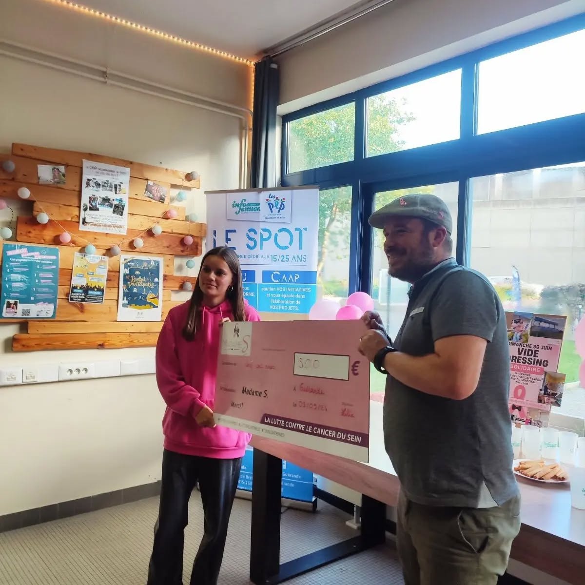 🎗️💕 MERCI 🎗️💕
Une initiative EXTRAORDINAIRE tant Humainement que Financièrement 💕
Merci à LILIA, jeune demoiselle de 18 ans pour l'idée et au #Spot15-25 avec Maxime en tête d'avoir mené le projet au bout...
500€ récoltés et de belles rencontres avec des Jeunes Cul salés pleins d'envies....
Pleins d'idées pour la suite 😉
#Videgrenier #Videdressing #humain #Jeunes #Motivation @association.madame.s #VuParLesHommes #tousconcernés #LutterEnsemble