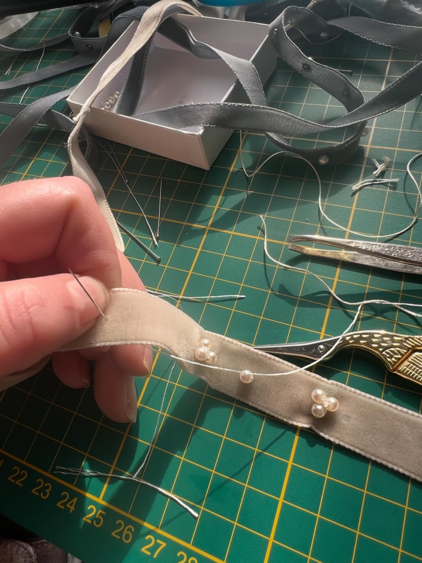 L’île de la demoiselle de @michawald J’ai eu la chance de collaborer avec la talentueuse @tziganedebraconier costumière du film, ainsi que le coiffeur.
c’était vraiment une expérience passionnante et enrichissante.
Je suis tellement reconnaissante de laisser une empreinte pour l’île de la demoiselle qui sort au cinéma le 25 mars 2025 @salomedewaels @louisperes_ @alexandralamyofficiel @candicebouchet.
@kgproductions_fr #cinemabretagne #pontlabbe #jewelry #cinema #paysbigoudensud