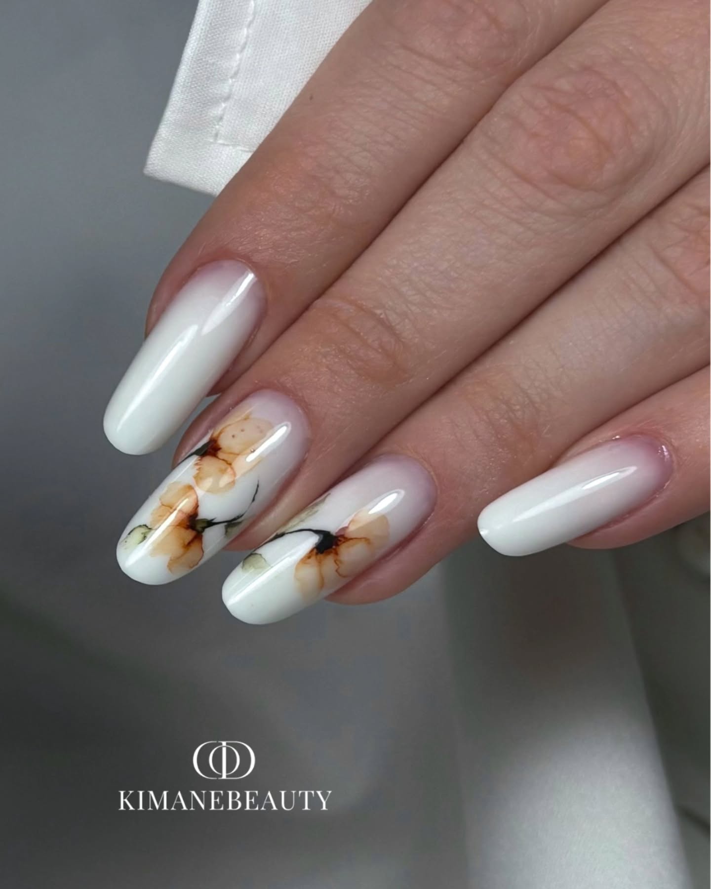 🤍Le Milky white: un intemporel ! 🤍 Une base lumineuse pimpé d’un nail art floral tout en légèreté. Le contraste subtil entre le blanc laiteux et les nuances chaudes apporte une touche élégante et lumineuse, parfaite pour la saison. ✨ Une pose douce… avec ce petit détail qui fait toute la différence 💫 Produis utilisés : 🤍PLG Luminous 🤍Palette aquarelle Retrouvez tous les produits sur notre sur notre site : creaongles-distribution.com et en boutique : 📍 6 Chemin du Pastel, Villefranche-de-Lauragais (31) #codnailsystem #springnails #nailartaddict #nailartist #flowernails