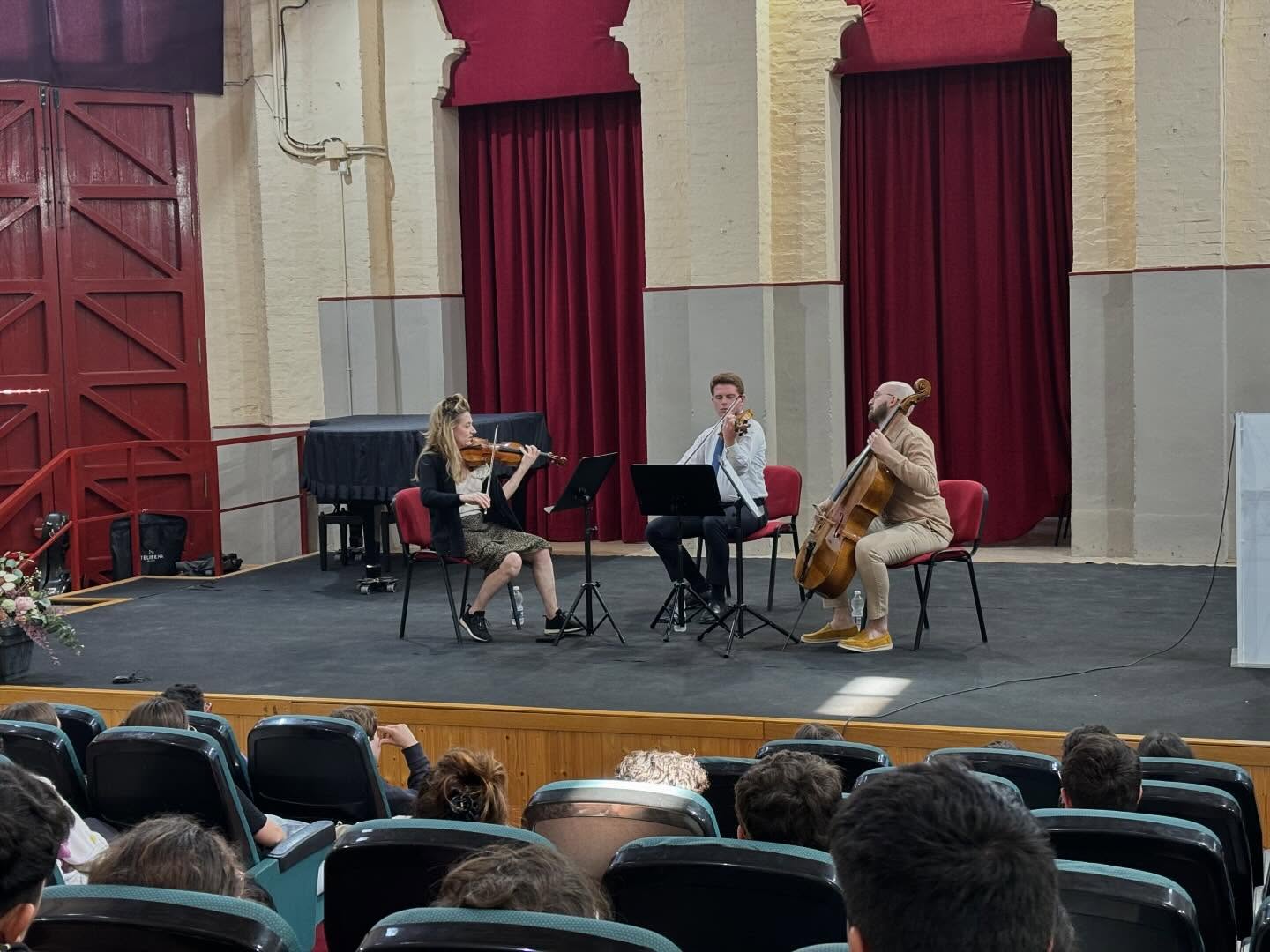 🇪🇸 Trans Europe Express à Séville !
Superbe matinée de transmission au Conservatoire Francisco Guerrero avec les étudiants sévillans ! 🎻
Au programme : une conférence pédagogique et un mini-concert pour faire découvrir la création contemporaine. Un moment d’échange précieux entre nos compositrices Florentine Mulsant, Timea Dragony, Andrea Szigetvari, Anna Malek, les musiciens de l’ensemble et la nouvelle génération.
C’est aussi ça, l’esprit Trans Europe Express : partager et inspirer ! ✨
🚀 Dernière étape ce soir : le grand concert de clôture au CICUS à 20h00 pour achever en beauté cette magnifique résidence espagnole. 🇪🇺
#DesEquilibres #TransEuropeExpress #Sevilla #MusiqueContemporaine #Transmission EuropeCreative Compositrices
@pykaagnes @jeansautereau @jordancostard @florentinemulsant @dragonytimea @szigetvari.andrea1 @annamalekolszowka