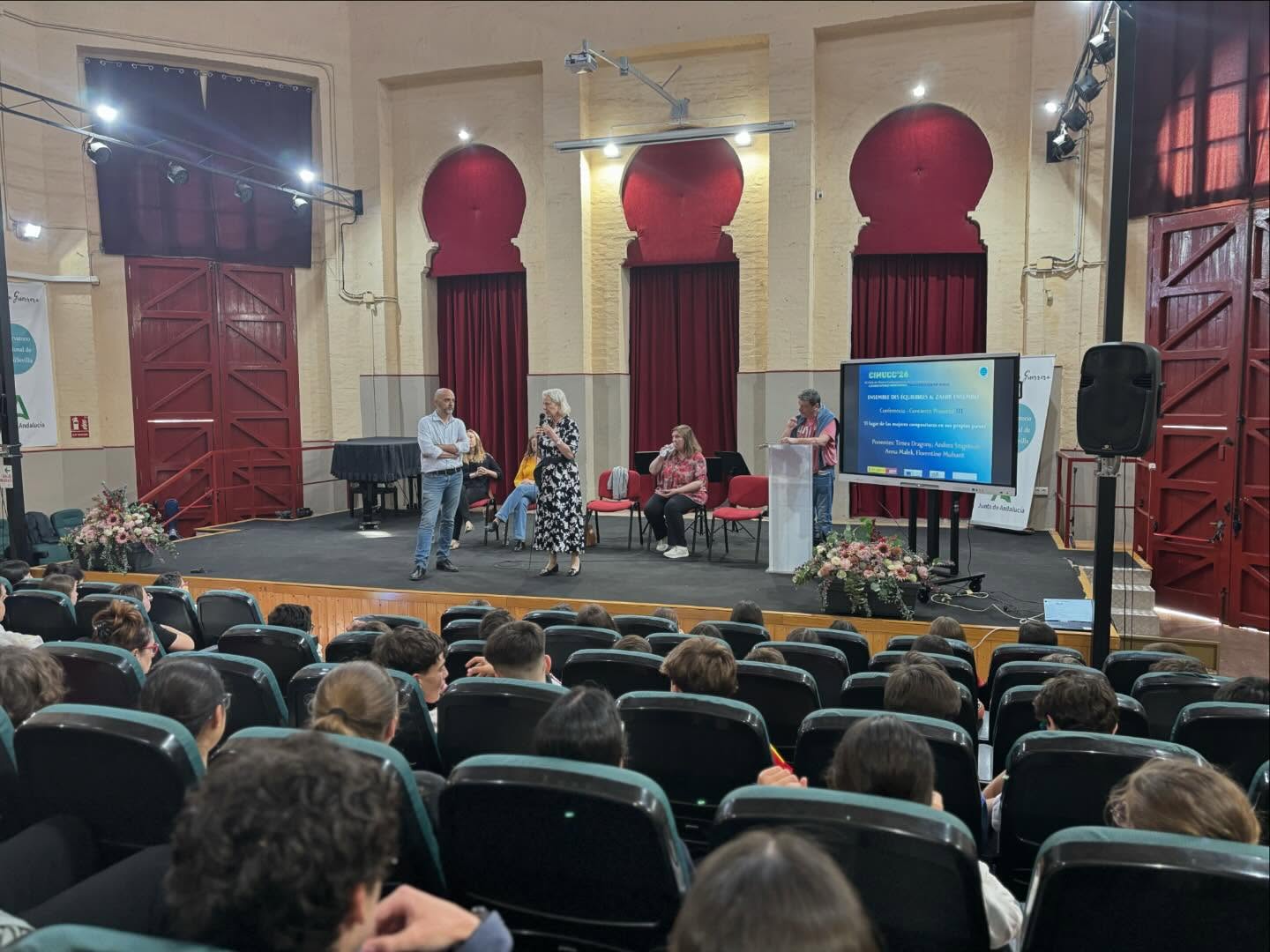 🇪🇸 Trans Europe Express à Séville !
Superbe matinée de transmission au Conservatoire Francisco Guerrero avec les étudiants sévillans ! 🎻
Au programme : une conférence pédagogique et un mini-concert pour faire découvrir la création contemporaine. Un moment d’échange précieux entre nos compositrices Florentine Mulsant, Timea Dragony, Andrea Szigetvari, Anna Malek, les musiciens de l’ensemble et la nouvelle génération.
C’est aussi ça, l’esprit Trans Europe Express : partager et inspirer ! ✨
🚀 Dernière étape ce soir : le grand concert de clôture au CICUS à 20h00 pour achever en beauté cette magnifique résidence espagnole. 🇪🇺
#DesEquilibres #TransEuropeExpress #Sevilla #MusiqueContemporaine #Transmission EuropeCreative Compositrices
@pykaagnes @jeansautereau @jordancostard @florentinemulsant @dragonytimea @szigetvari.andrea1 @annamalekolszowka