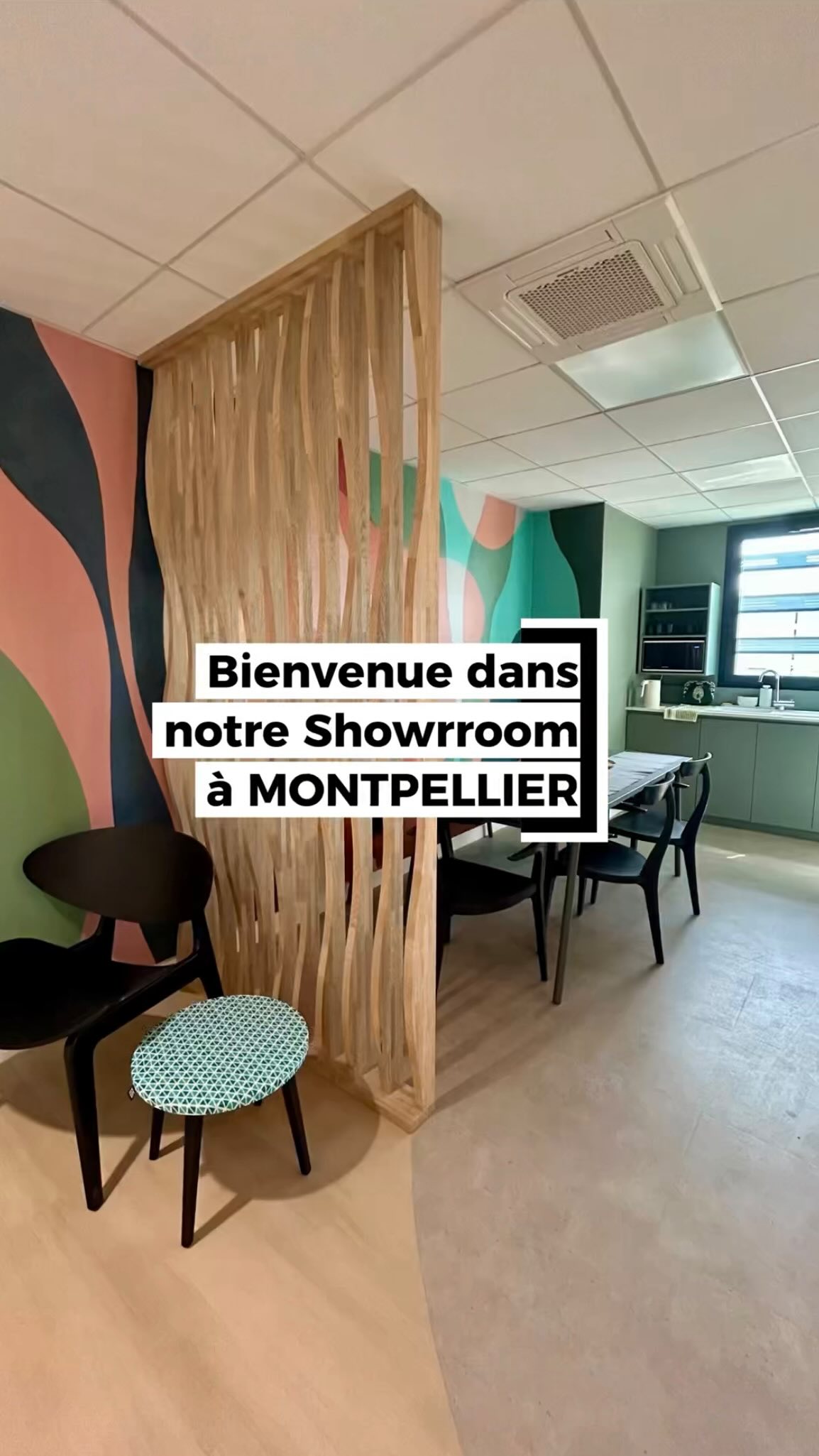 Bienvenue chez nous, à Montpellier ☀️.
Ou plutôt, bienvenue dans un lieu pensé pour imaginer les vôtres.
Nous avons conçu notre nouveau showroom comme un espace vivant : un endroit où l’on travaille, où l’on échange, où l’on reçoit, et où nos idées prennent forme.
Réalisé par nos architectes d’intérieur pour l’équipe du Pôle Conseil & Conception, il reflète notre approche des environnements professionnels : partir des usages, faciliter les circulations, soigner le confort et créer des ambiances adaptées au quotidien.
Zone projet, bureaux fermés, espaces collaboratifs, kiosque pour les réunions informelles, espace détente… chaque zone répond à un besoin précis, tout en participant à une expérience fluide, ergonomique et agréable.
Un showroom conçu par nos équipes, pour nos équipes, mais aussi pour vous aider à vous projeter dans vos futurs espaces...
📍Un showroom à découvrir au :
91 rue de Thor, à @villedemontpellier