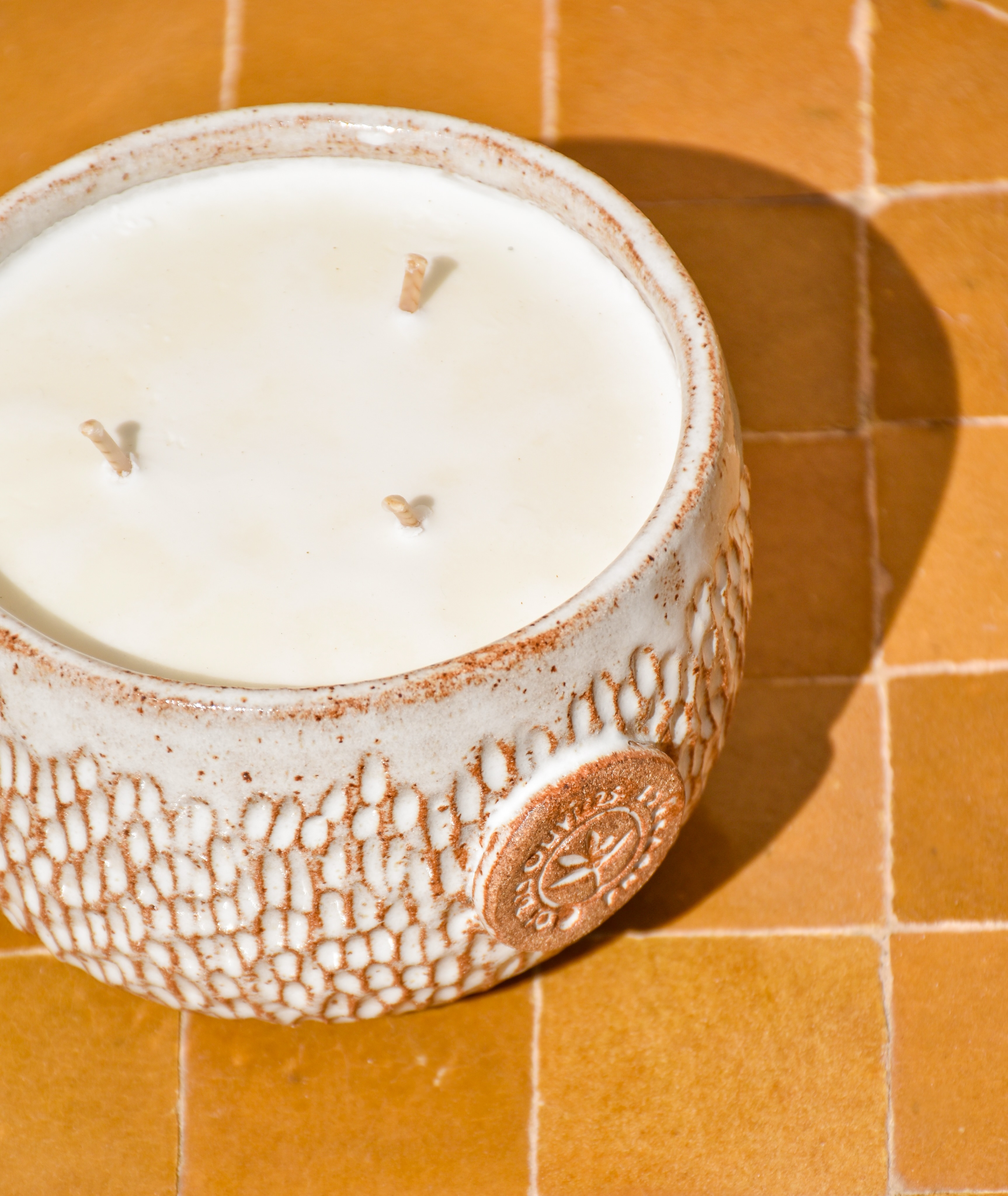 Une flamme, une présence, une atmosphère. La bougie XL du Clos des Oliviers transforme l’espace en véritable refuge sensoriel. Inspirée de la garrigue provençale, elle diffuse un parfum subtil où se mêlent herbes aromatiques, chaleur du soleil et douceur méditerranéenne. Au fil de sa combustion, la cire révèle une lumière profonde, presque enveloppante, qui habille la maison d’une élégance simple et naturelle. On y retrouve toute l’âme du Sud : authentique, apaisée, essentielle ❤️🔥
Bien plus qu’un objet décoratif, cette bougie devient un rituel. Celui du ralentissement, du retour à soi, et des instants qui comptent. Une invitation à faire entrer la Provence dans son quotidien 🧡
🧴Le Clos des Oliviers, Mas De La Dame, 2200 Route des Alpilles, 13520 Les Baux de Provence
📞: 04 90 54 32 24
©️ @lachambre_ichtus
#provence #naturalbeauty #madeinprovence #cleanbeauty #slowcosmetique