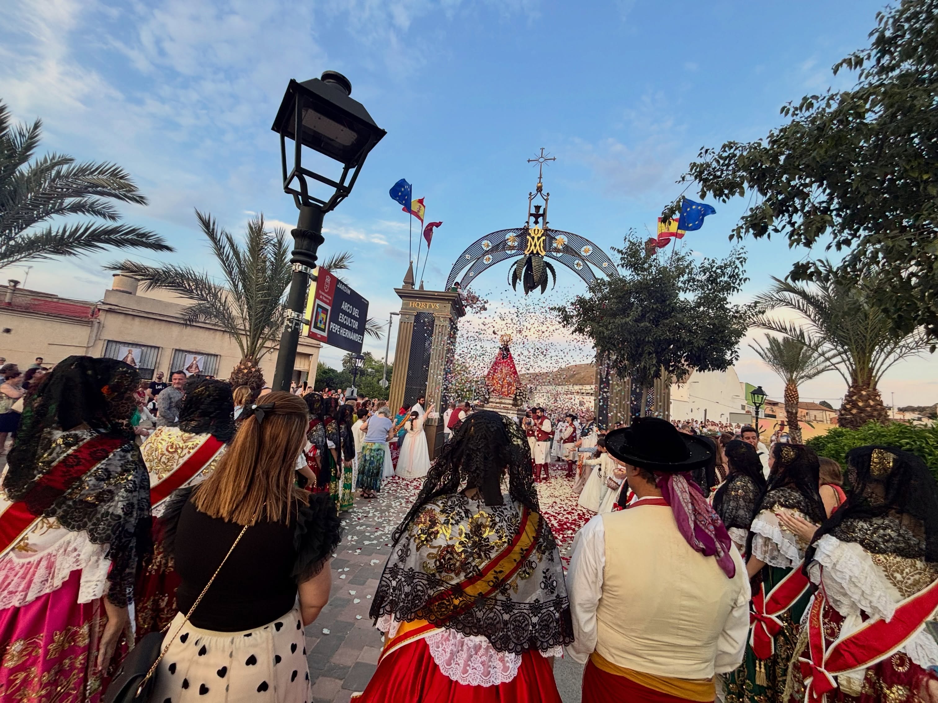 🌾💚 Nuestra Reina de la Huerta, Ángela Muñoz Briones, junto a su Corte de Honor y miembros de la Junta Directiva, participaron el pasado domingo en la tradicional Romería de la Virgen de la Huerta. 🙏✨
La comitiva acompañó a la imagen de la Virgen en su recorrido desde su ermita hasta la iglesia de Los Ramos, viviendo una jornada cargada de fe, tradición, devoción y sentimiento huertano. 🌸🌿
Una celebración que mantiene vivas nuestras raíces y pone en valor el legado cultural y religioso de nuestra huerta murciana. 💐💚
#VirgenDeLaHuerta #Romeria #LosRamos