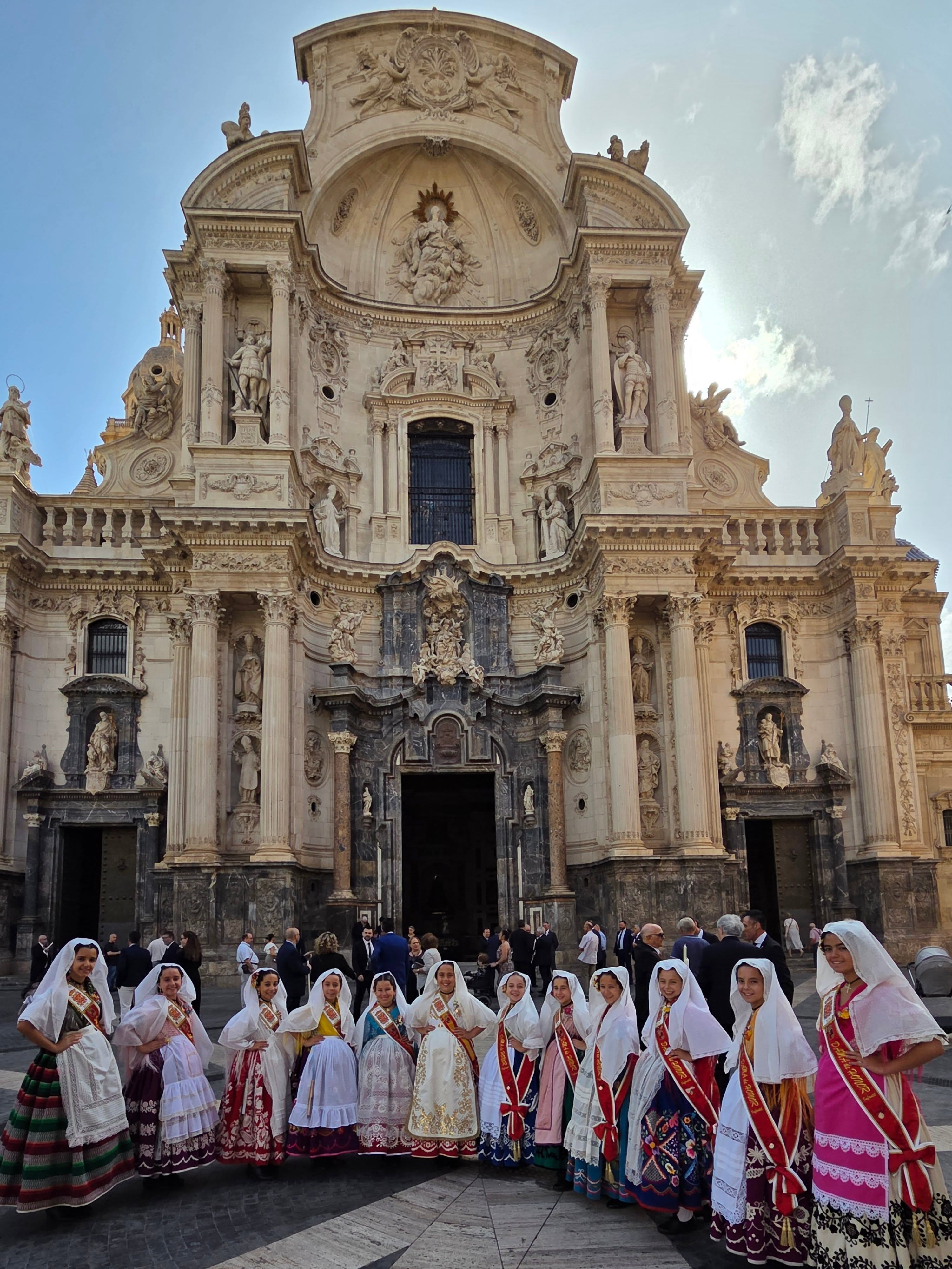 🌟 Hoy Murcia ha vivido con emoción y devoción la celebración del Corpus Christi 2026, una de las festividades más solemnes y significativas de nuestro calendario.
👑 Este año fue aún más especial gracias a la participación de Leonor Antón Pons, nuestra Reina de la Huerta Infantil 2026, quien, acompañada por sus Damas de Honor, llenó la procesión de dulzura, elegancia y tradición. 🌸
#FederaciónPeñasHuertanas #reinadelahuertainfantil #MurciaHuertana #cropuschristi #procesión