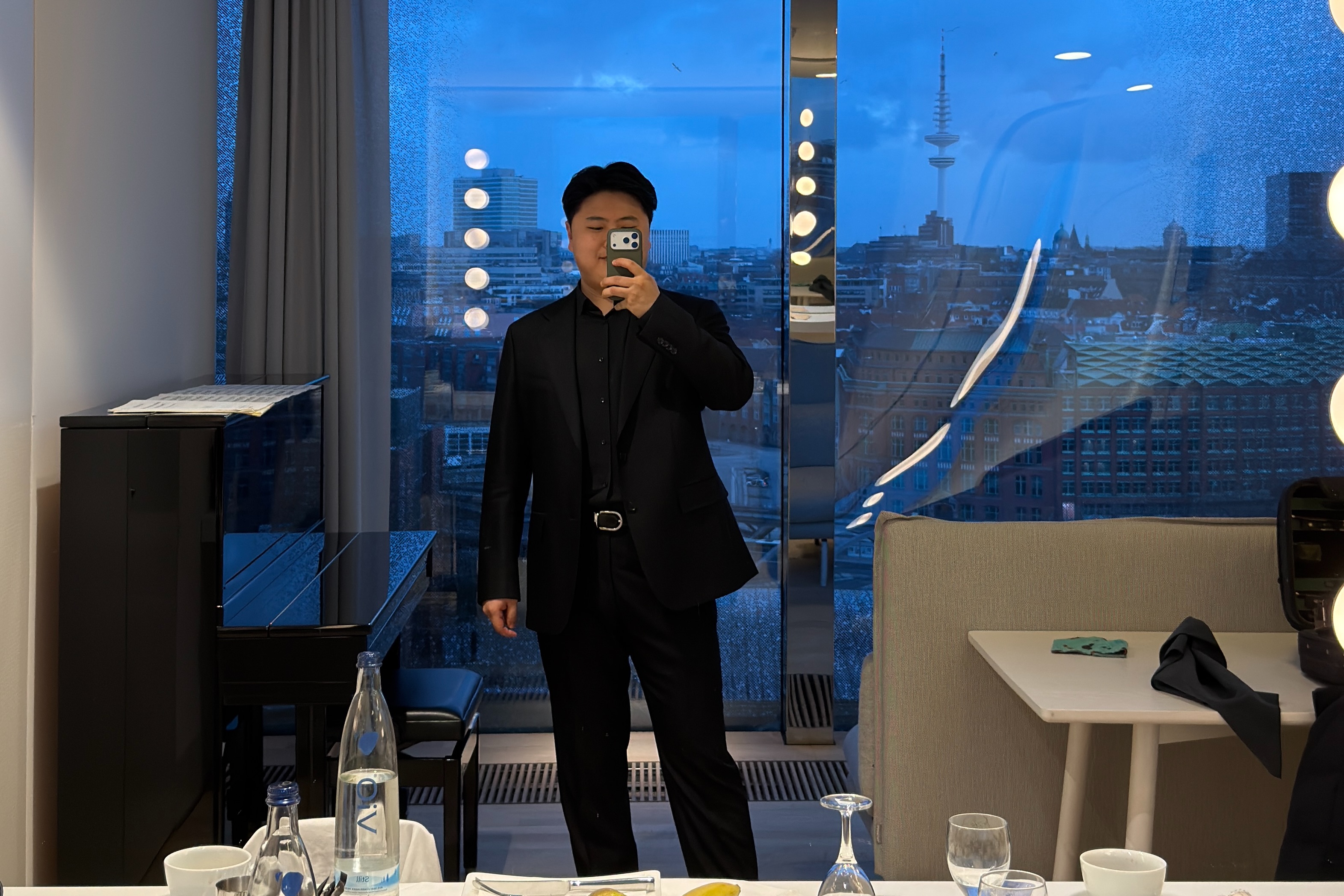 ๐คฉ What a moment it was!
โThe soloists are excellent, engaging in a lively musical dialogue that had the audience cheering already at intermission.โ
โ Hamburger Abendblatt โ
It was a dream come true to make my debut as a soloist at the Elbphilharmonie. And what made it even more special was sharing the stage with my wonderful new colleagues.
Thank you, Konradin, Aziz @shokhakimov, and @staatsorchesterhamburg for this unforgettable musical moment. And thank you to @sallybeamishmusic for creating such a playful and imaginative re-write of Mozart.
Last but not least, thank you to the entire orchestra team for the opportunity and for placing your trust in me for this special project.
This is a moment I will treasure for a very long time.
Thank you everyone โค๏ธ
ZEITSPIEL SIEBEN @elbphilharmonie
29-30. 03. 2026
W. A. Mozart / Sally Beamish
Sinfonia concertante in E-flat major, KV 364
I. Allegro maestoso
II. Andante lacrimoso (Sally Beamish, World Premiere)
III. Presto giocoso (Sally Beamish, World Premiere)
๐ธ @staatsorchesterhamburg @maximilianprobst