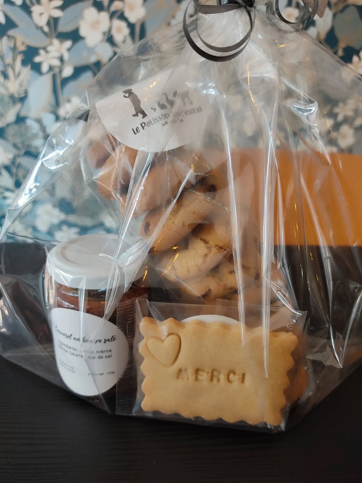 🍪Dites-leur "merci" avec des gourmandises 🍪
Elles/ils ont supporté nos enfants toute l'année, les ont aidé à grandir, leur ont transmis leur savoir, les ont aidé à prendre confiance en eux, les ont soutenus et ont eu une patience infinie !
Pour tout cela et plus encore, nous leur disons "MERCI"
Et quelle meilleure façon que de le faire en leur offrant des gourmandises faites maison par les Polissons ❤️
Les kits de fin d'année sont disponibles sur commande dès maintenant ! Les premiers retraits se feront le mercredi 24 juin et jusqu'au vendredi 31 juillet
Nous ferons quelques kits d'avance pour la dernière semaine d'école, mais bien sûr, stock ultra limité !
Composition du kit :
- un sablé "merci"
- un petit pot de caramel
- un sachet de 10 mini cookies
Tarif : 9€
Attention ! Pas de personnalisation individuelle cette année !
Vous pouvez cependant ajouter du thé, du café ou même un bon cadeau à votre kit 😍
Les commandes se font par message privé ou sur place directement (précisez-nous le jour de retrait et nombre de kits)
Et bon courage à tous pour la dernière ligne droite de cette année scolaire !!
C'est partiiiii !! 🎠
#kitdefindannée #cadeaudefindannee #cadeaupourlesmaitresses #gourmandisesmaison #salondethéarmentières