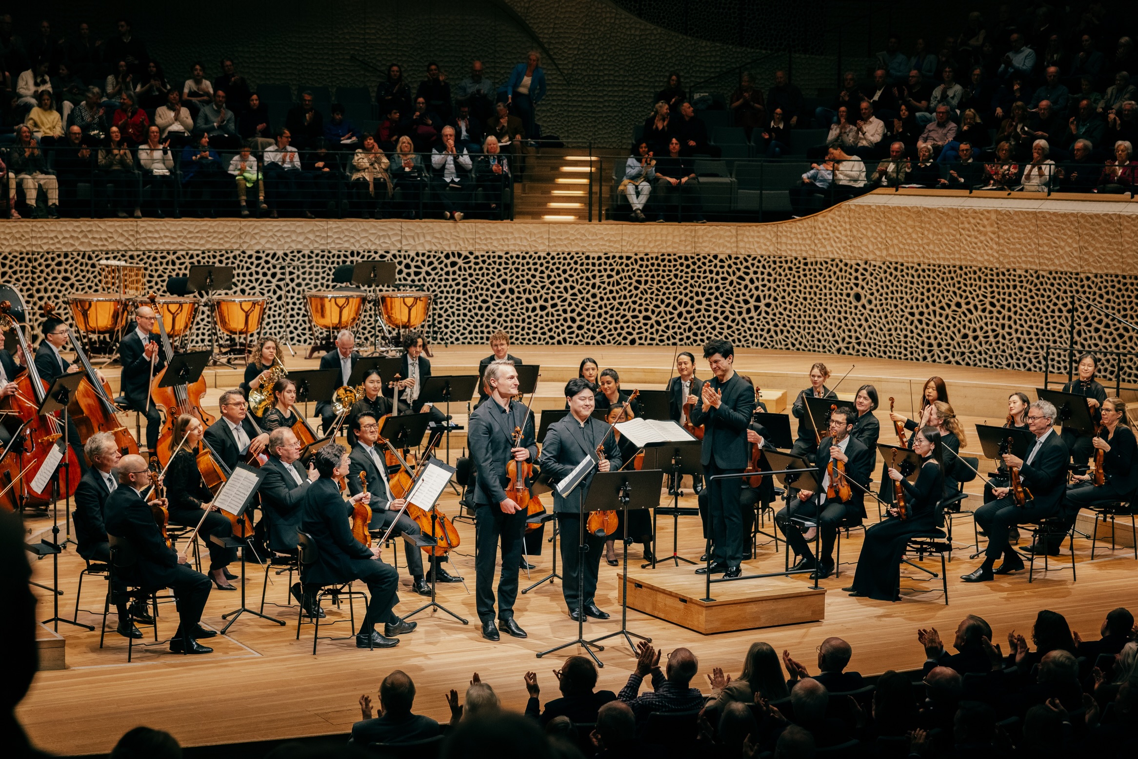 ๐คฉ What a moment it was!
โThe soloists are excellent, engaging in a lively musical dialogue that had the audience cheering already at intermission.โ
โ Hamburger Abendblatt โ
It was a dream come true to make my debut as a soloist at the Elbphilharmonie. And what made it even more special was sharing the stage with my wonderful new colleagues.
Thank you, Konradin, Aziz @shokhakimov, and @staatsorchesterhamburg for this unforgettable musical moment. And thank you to @sallybeamishmusic for creating such a playful and imaginative re-write of Mozart.
Last but not least, thank you to the entire orchestra team for the opportunity and for placing your trust in me for this special project.
This is a moment I will treasure for a very long time.
Thank you everyone โค๏ธ
ZEITSPIEL SIEBEN @elbphilharmonie
29-30. 03. 2026
W. A. Mozart / Sally Beamish
Sinfonia concertante in E-flat major, KV 364
I. Allegro maestoso
II. Andante lacrimoso (Sally Beamish, World Premiere)
III. Presto giocoso (Sally Beamish, World Premiere)
๐ธ @staatsorchesterhamburg @maximilianprobst