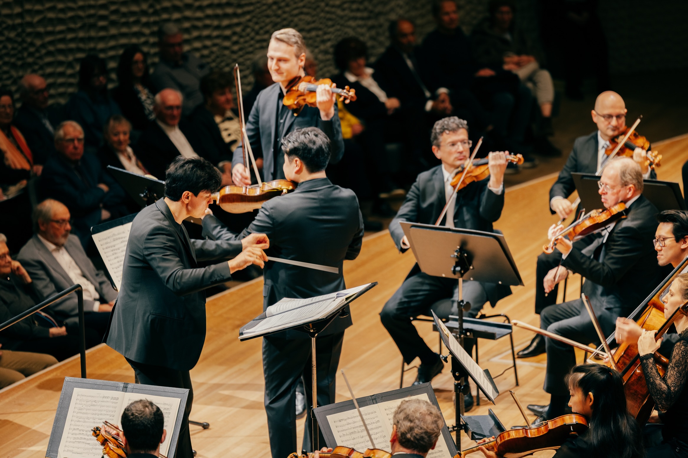 ๐คฉ What a moment it was!
โThe soloists are excellent, engaging in a lively musical dialogue that had the audience cheering already at intermission.โ
โ Hamburger Abendblatt โ
It was a dream come true to make my debut as a soloist at the Elbphilharmonie. And what made it even more special was sharing the stage with my wonderful new colleagues.
Thank you, Konradin, Aziz @shokhakimov, and @staatsorchesterhamburg for this unforgettable musical moment. And thank you to @sallybeamishmusic for creating such a playful and imaginative re-write of Mozart.
Last but not least, thank you to the entire orchestra team for the opportunity and for placing your trust in me for this special project.
This is a moment I will treasure for a very long time.
Thank you everyone โค๏ธ
ZEITSPIEL SIEBEN @elbphilharmonie
29-30. 03. 2026
W. A. Mozart / Sally Beamish
Sinfonia concertante in E-flat major, KV 364
I. Allegro maestoso
II. Andante lacrimoso (Sally Beamish, World Premiere)
III. Presto giocoso (Sally Beamish, World Premiere)
๐ธ @staatsorchesterhamburg @maximilianprobst