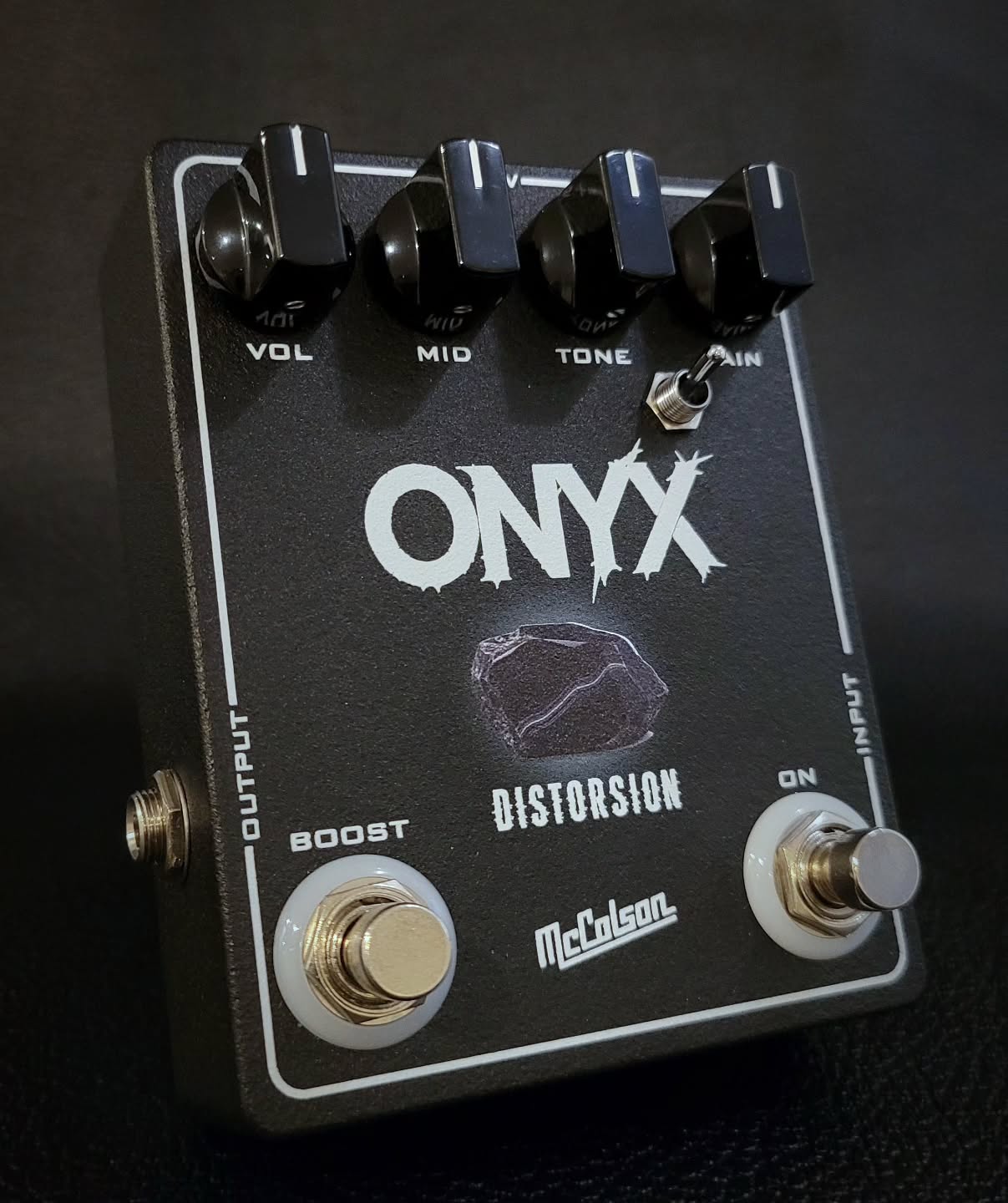 🪨 Je suis heureux de vous présenter l'ONYX Distorsion ! Si comme moi vous avez fait vos premiers headbangs sur Metallica, Iron Maiden, et Megadeth, alors vous voyez où va vous emmener cette gemme 💎
A l'aise sur tout ce qu'il y a après l'overdrive, en plus du traditionnel potar de gain et de volume, elle bénéfice d'un réglage de médiums et de tonalité qui vous permet de sculpter votre son très facilement.
🎛️ Mais ce n'est pas tout ! Avec son footswitch boost et son switch de voicing, elle propose 4 palettes, 4 époques : du balbutiemment du métal aux sons les plus lourds et modernes.
🎸 Disponible en avance au @damfest77 le week-end prochain ou sur le site dès le lundi 29 juin !
#MCCOLSONCUSTOM #ELECTRONICS #GUITAREFFECTS