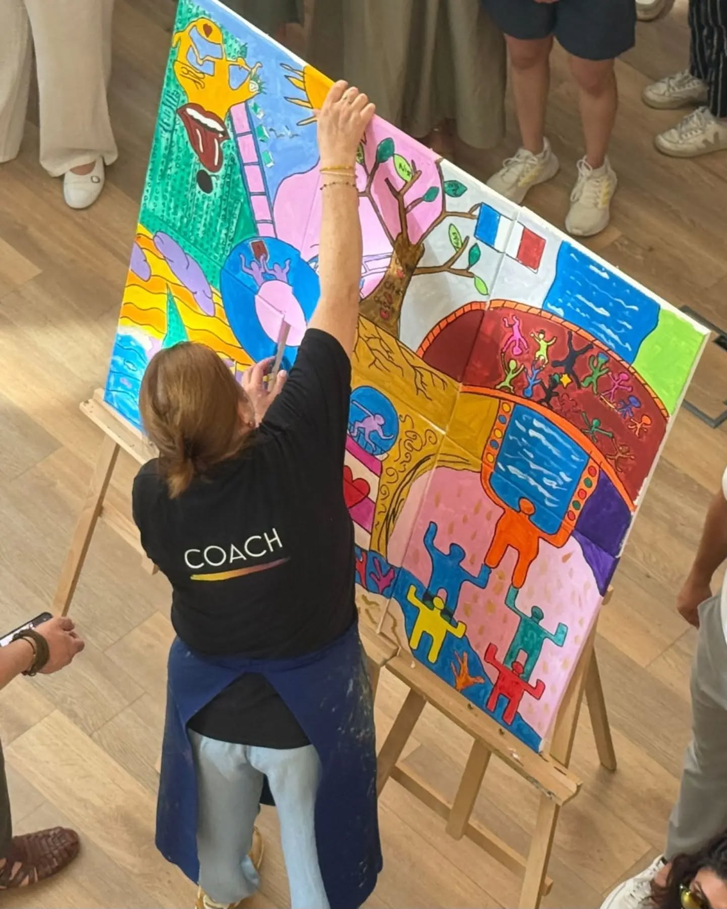 Création d'une oeuvre collective par 80 personnes en 3 rotations ! Un résultat impressionnant.Les premiers à passer sur l'atelier ont réfléchi sur le thème du collectif puis dessiné leur projet au crayon sur la toile.Les deuxièmes ont continué le travail en y mettant leur touche personnelle et en commençant la mise en couleur.Les troisièmes sont venus mettre la touche finale à cette co-création !Un moment plein de belles énergies et d'idées constructives où l'écoute et la communication étaient au centre du team-building.#teambuildingparis
#teambuildingcreatif
#cohesiondequipe
#seminairecreatif
#création collective