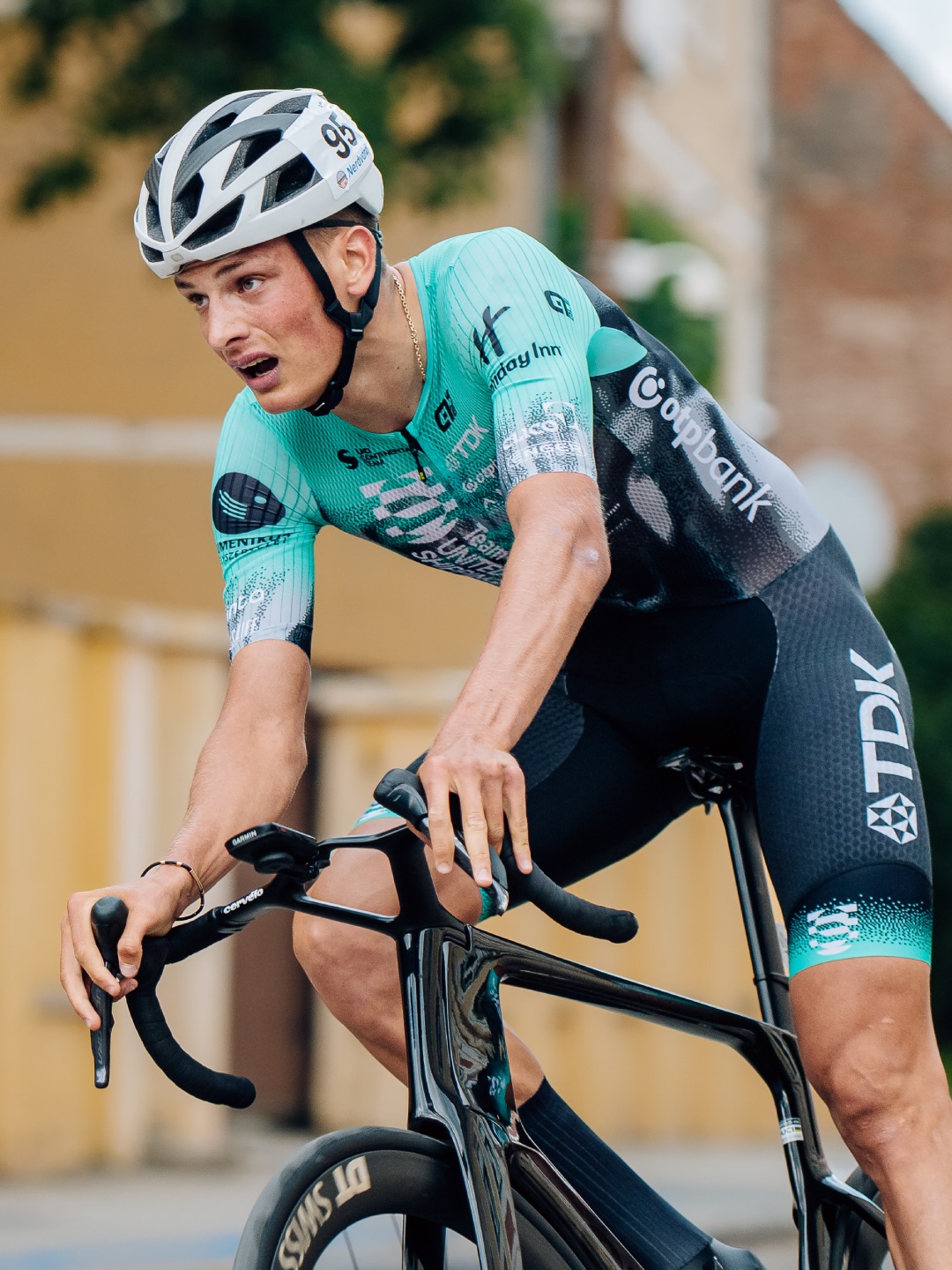 🌌 Evening top 10, and a polka dot jersey! 🇷🇴
Tomáš found his TT legs yesterday afternoon on Stage 1b of the Sibiu Cycling Tour, scoring a top 10 and locking down the Youth jersey!
The whole team did well, with all of us arriving within 30 seconds of each other. We are looking ahead to the next two deadly stages from a very pleasant point of view! 👀
-
Egy top 10-es helyezés és a legjobb fiatalnak járó trikó Tomáštól – ez a tegnap esti, „B” szakasz mérlege. A többiek sem voltak lassúak, a csapatból mindenki 30 másodpercen belül ért célba ma, szóval kiváló pozícióból várjuk a következő szakaszokat! 👀
📸 @tibihila @little.grimm
#tus_riders #TeamUnitedShipping