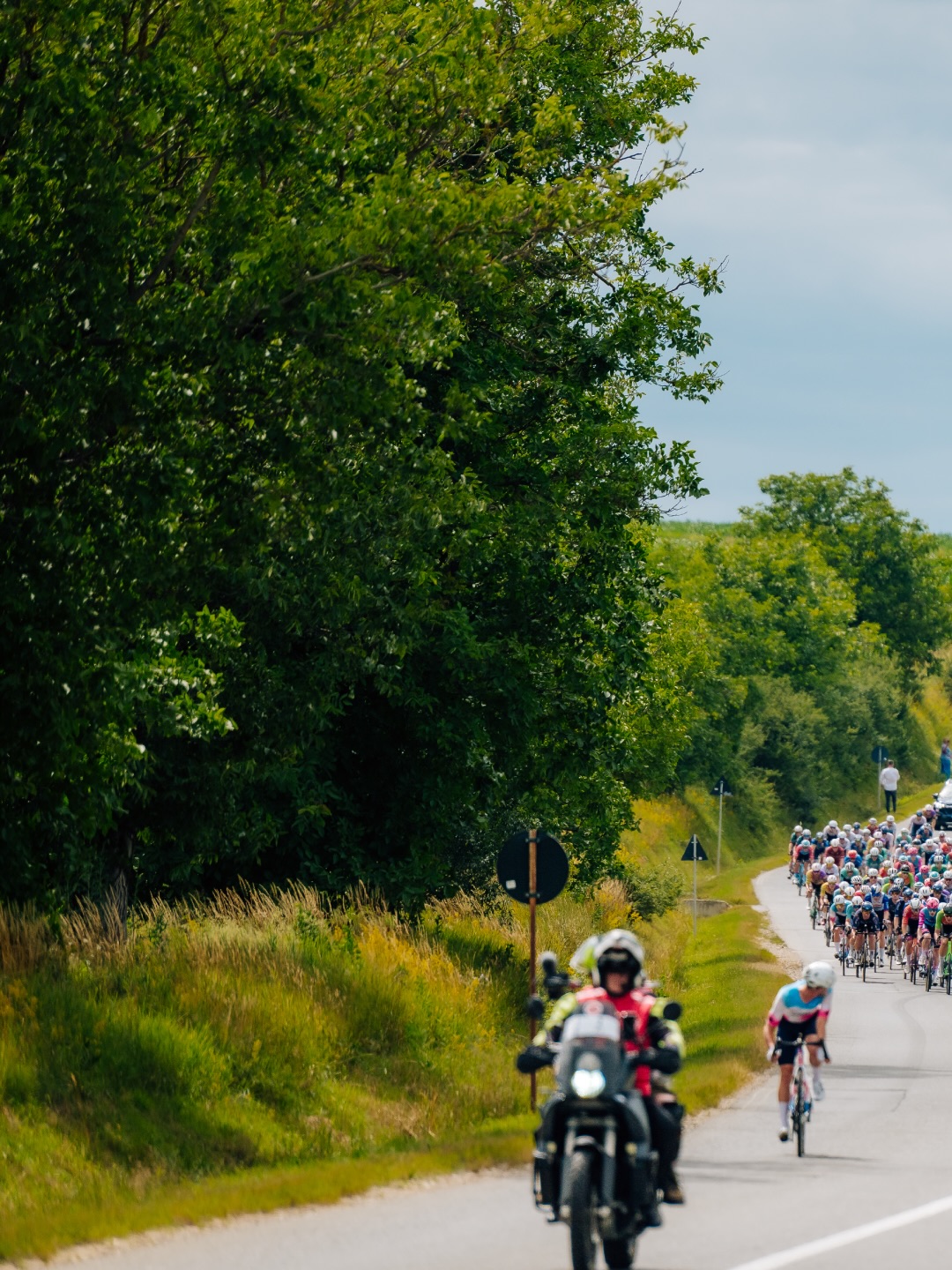 🇷🇴 Márkó 5th! 🫡
That’s all folks, we are closing these four days in style, with Márkó sprinting to a nice fifth place in Sibiu. Tomáš was also unstoppable today again; he spent a good chunk of the day in the break, then he still had the energy to help Márkó in the finale. What a rider! 🥹
Short break now, then it’s V4 time again in Hungary and Slovakia this weekend!
-
Márkónak köszönhetően sikerült szépen zárni a Szebeni Körversenyt: a tegnapi befutón az ötödik helyre sprintelt a hajrában. 👌🏻
Tomáš sem bírt magával, ismét az elmenésben töltötte a szakasz nagy részét, majd a fináléban még maradt ereje arra is, hogy Márkónak segítsen.
Pár nap pihenő, és a magyar, valamint a szlovák V4-gyel folytatjuk! 🫡
📸 @tibihila @little.grimm
#tus_riders #TeamUnitedShipping
