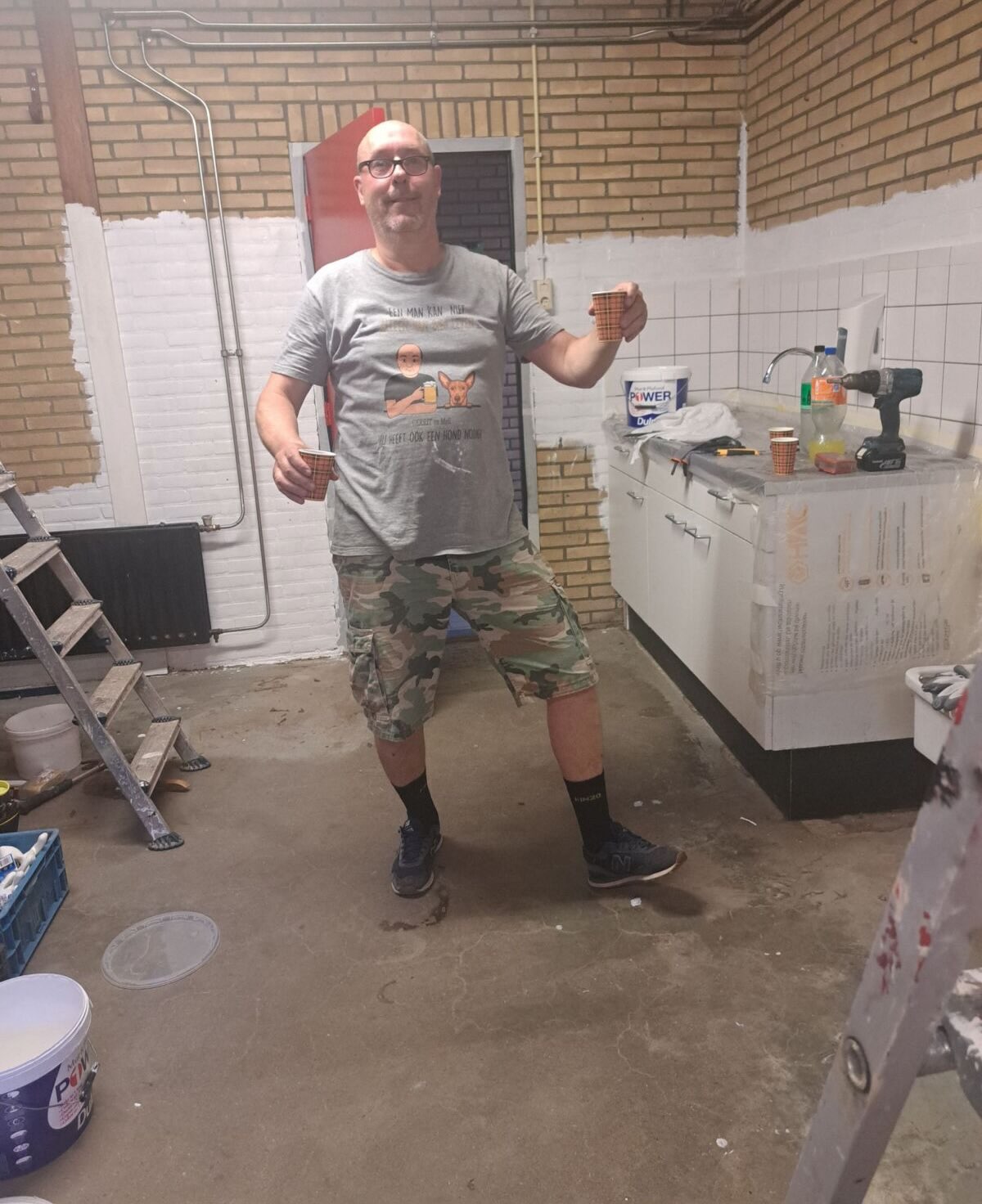 S.V. DE ROOD-ZWARTE PRUTSERS NEEMT KWAST WEER TER HAND
Na een welverdiende rustperiode, waarin alleen een lucratieve klus in het Noorden des Lands werd geklaard, zijn de leden van S.V. de Rood-Zwarte Prutsers begonnen aan hun volgende project in 2026.
Als eerste wordt het Ballenhok stevig onder handen genomen. Momenteel wordt deze ruimte opgeruimd, schoongemaakt en van een fris kleurtje voorzien. Vervolgens worden er nieuwe stellingen gemonteerd. Een pittige klus, dus de mannen zijn blij dat zij gebruik kunnen maken van stagiair Stephan M. Aanvankelijk kon hij het werktempo moeilijk bijbenen, maar alle hulp is welkom en hij heeft inmiddels laten zien, van wanten te weten.
Opvallend is de enorme hoeveelheid pionnen en hoedjes die tevoorschijn is gekomen, zeker als je bedenkt dat het afgelopen seizoen nogal eens geklaagd werd over een tekort daaraan. Volgende keer toch maar gewoon eerst gaan zoeken.
Als het Ballenhok in nieuwe staat is opgeleverd, wordt de shop in de kantine aangepakt, het onkruid op het terrein verwijderd en verder herstel-verfwerk gedaan. Alles om de accommodatie weer tiptop in orde te maken voor het nieuwe seizoen.