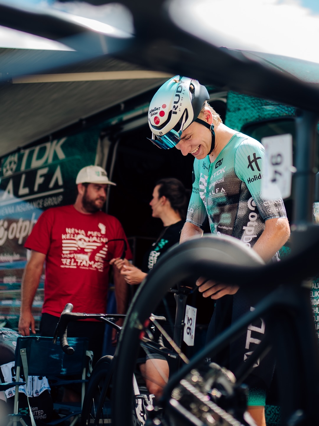 🇷🇴 Márkó 5th! 🫡
That’s all folks, we are closing these four days in style, with Márkó sprinting to a nice fifth place in Sibiu. Tomáš was also unstoppable today again; he spent a good chunk of the day in the break, then he still had the energy to help Márkó in the finale. What a rider! 🥹
Short break now, then it’s V4 time again in Hungary and Slovakia this weekend!
-
Márkónak köszönhetően sikerült szépen zárni a Szebeni Körversenyt: a tegnapi befutón az ötödik helyre sprintelt a hajrában. 👌🏻
Tomáš sem bírt magával, ismét az elmenésben töltötte a szakasz nagy részét, majd a fináléban még maradt ereje arra is, hogy Márkónak segítsen.
Pár nap pihenő, és a magyar, valamint a szlovák V4-gyel folytatjuk! 🫡
📸 @tibihila @little.grimm
#tus_riders #TeamUnitedShipping
