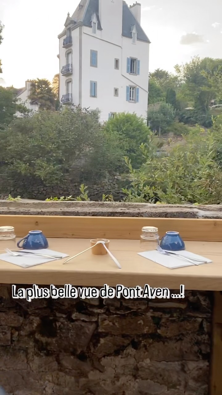 ✨ La plus belle vue de Pont-Aven… qu’on se le dise. Et désolée pour les autres ! 😉
Depuis la terrasse de la crêperie Les Chaos de l’Aven, impossible de la manquer : Maison Castel Braz attire tous les regards. Dressée au-dessus du célèbre Chaos de l’Aven, elle semble veiller sur la rivière avec une élégance intemporelle.#
Il faut dire qu’elle a de quoi séduire… et ce n’est pas moi qui vais prétendre le contraire ! 😄
Si vous vous surprenez à l’admirer en dégustant votre crêpe , sachez qu’il est aussi possible d’y séjourner… pour profiter de cette vue de l’intérieur.
Alors, à bientôt à Pont-Aven… là où certaines vues sont décidément inoubliables.
#PontAven #MaisonCastelBraz #LesChaosDeLAven #Bretagne ChambresDHotes Finistere AdresseCoupDeCoeur