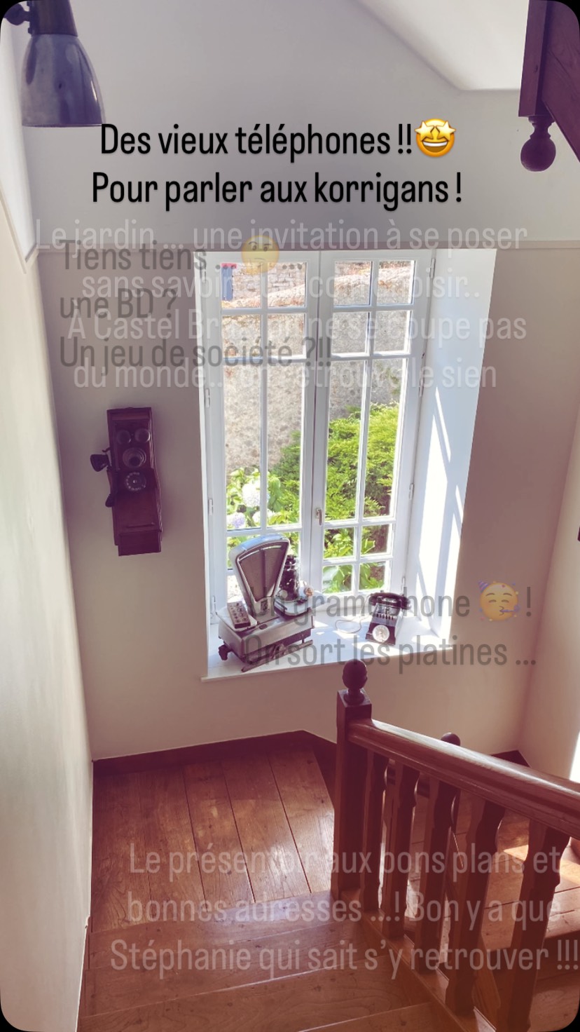 Et si le vrai luxe, c’était de se déconnecter… dans une maison pourtant parfaitement connectée ?
Ici, le Wi-Fi existe… mais il se fait vite oublier. On décroche un vieux téléphone, on s’amuse d’un antique gramophone, on replonge dans une collection de bandes dessinées, on feuillette des livres et des guides de voyage qui donnent envie de partir… ou simplement de rester.
Pas de télévision. À la place, des conversations qui s’éternisent, des jeux, des découvertes à chaque palier, et le plaisir retrouvé de prendre son temps.
Puis vient le jardin. Sous la tonnelle ? Sur un transat ? À l’ombre d’un arbre ? À une table baignée de soleil ? Le plus difficile sera finalement de choisir son coin de bonheur.
À Castel Braz, chaque espace raconte une histoire… et vous invite à écrire la vôtre. (castelbraz.com)#maisoncastelbraz #bedandbreakfast #lesbonnesadresses #pontaven