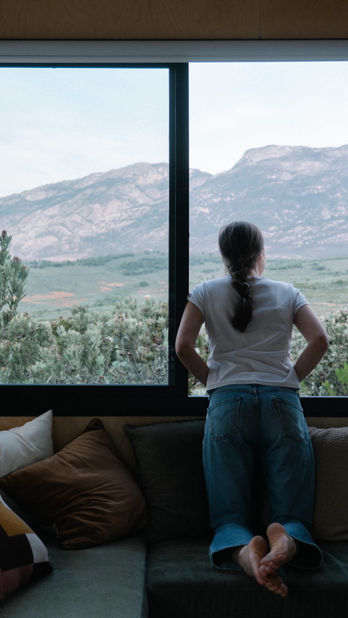 Kaya is the kind of place that quietly takes over the day.
You might start with a walk, get distracted by the view, stay outside longer than planned, and somehow make it back just in time for a bath and a fire.
Terrible for strict schedules.
Excellent for everything else.