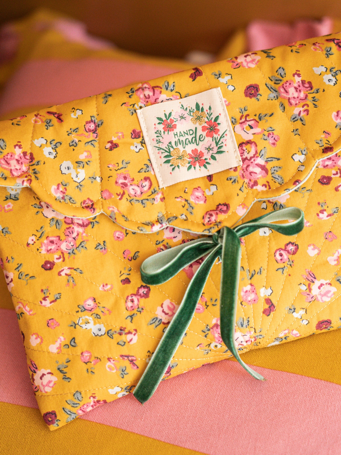 ✨ Nouveau patron couture : Shella ✨
Une pochette matelassée avec un rabat en forme de coquillage et de jolies surpiqûres soleil 🐚☀️
Un projet idéal pour s’entraîner à réaliser de belles surpiqûres 🥰. J’avais envie de créer un modèle qui mette enfin à l’honneur nos tissus unis, trop souvent réservés aux doublures. Cette fois, ils deviennent les véritables stars grâce à de belles surpiqûres contrastées.
Et si vous préférez les imprimés, Shella s’y prête tout aussi bien, comme sur cet exemple avec un fil doré qui apporte une touche lumineuse ✨
💛 Le patron Shella est disponible dès maintenant sur mon shop (2€) !
#diycouture #PatronCouture #CoutureAddict #FaitMain #Shellapattern